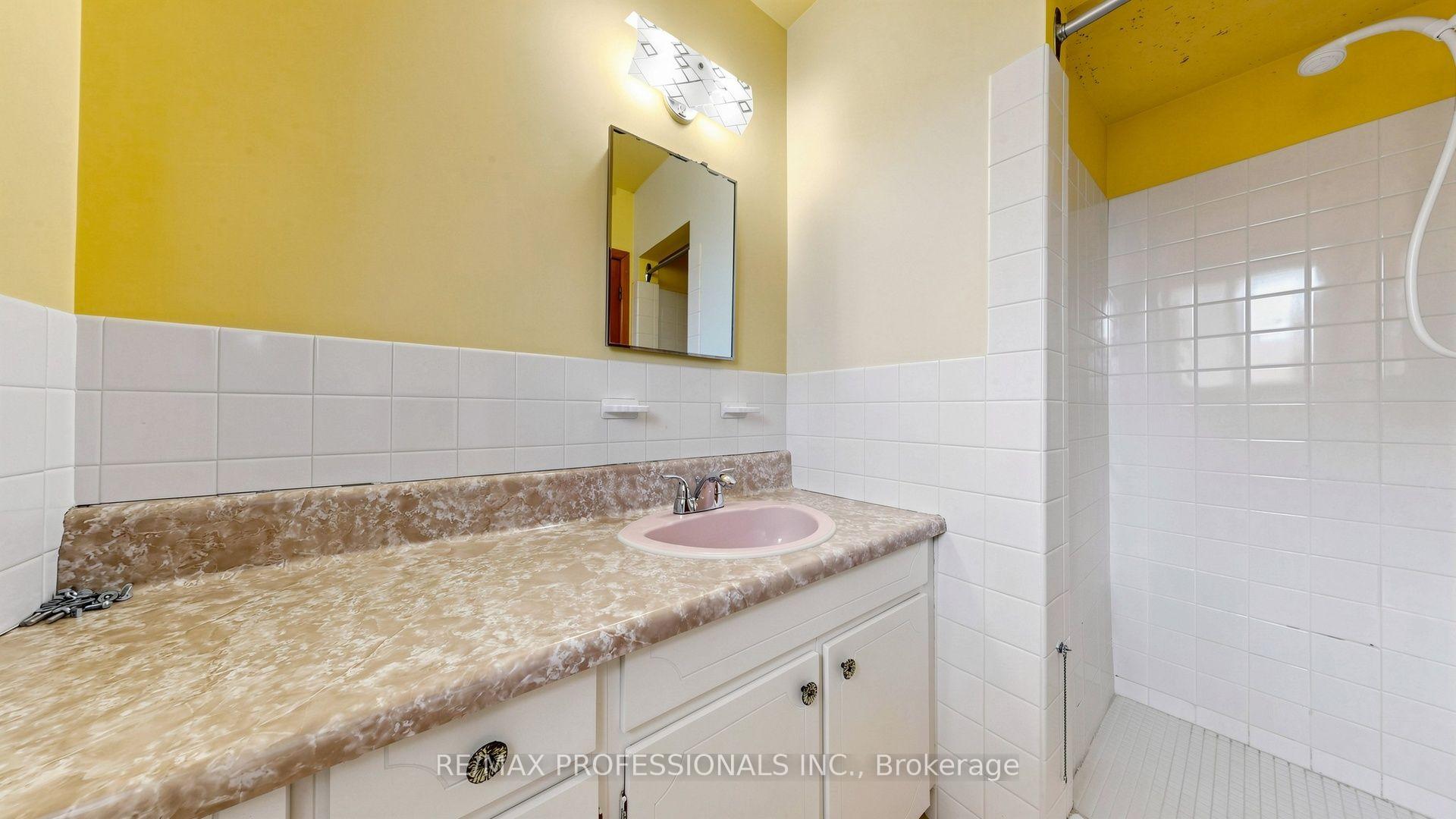 Photo 33 of 26 Woodcrest Drive, Etobicoke, Edenbridge-Humber Valley — HOMEH
