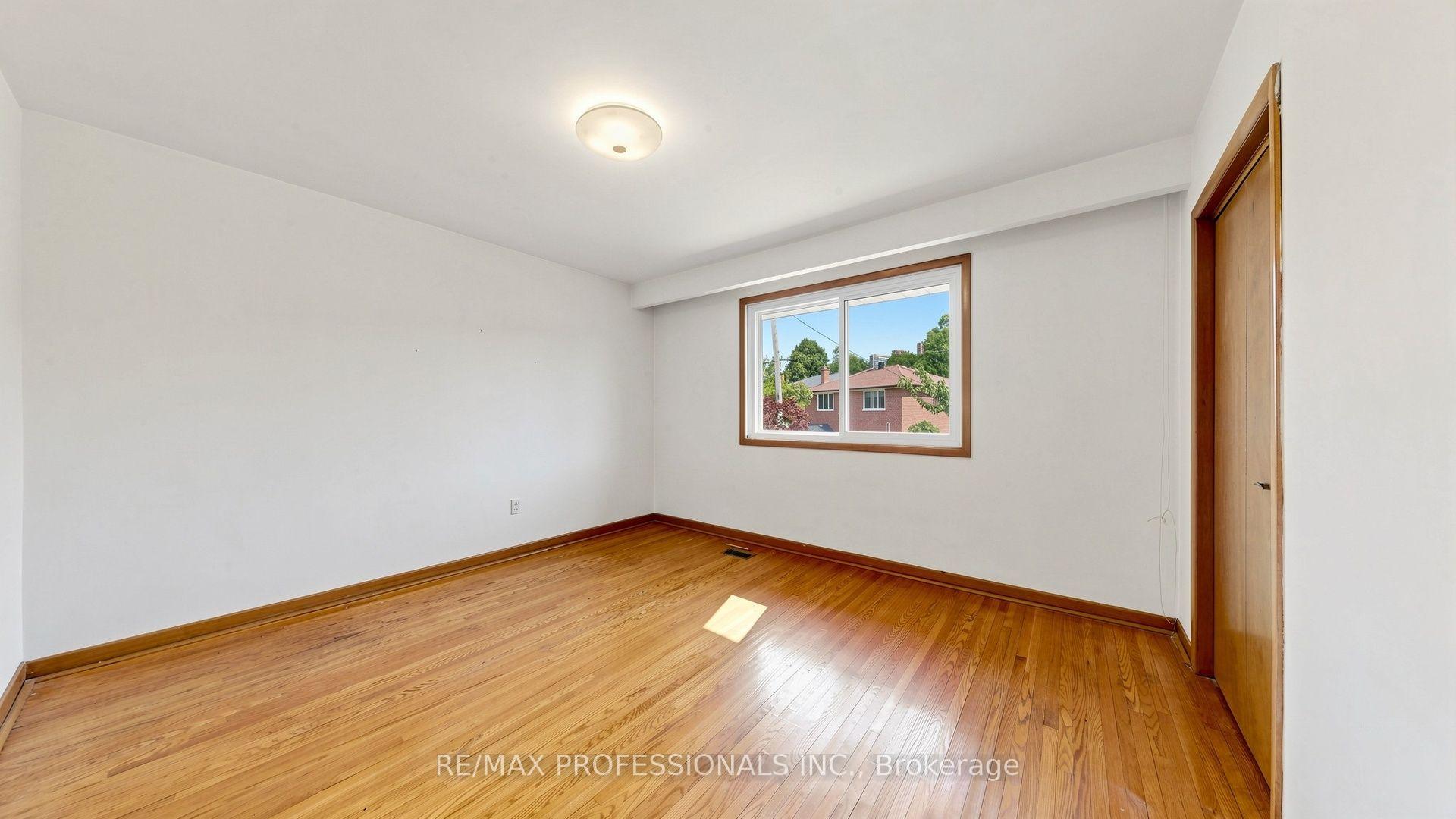 Photo 34 of 26 Woodcrest Drive, Etobicoke, Edenbridge-Humber Valley — HOMEH