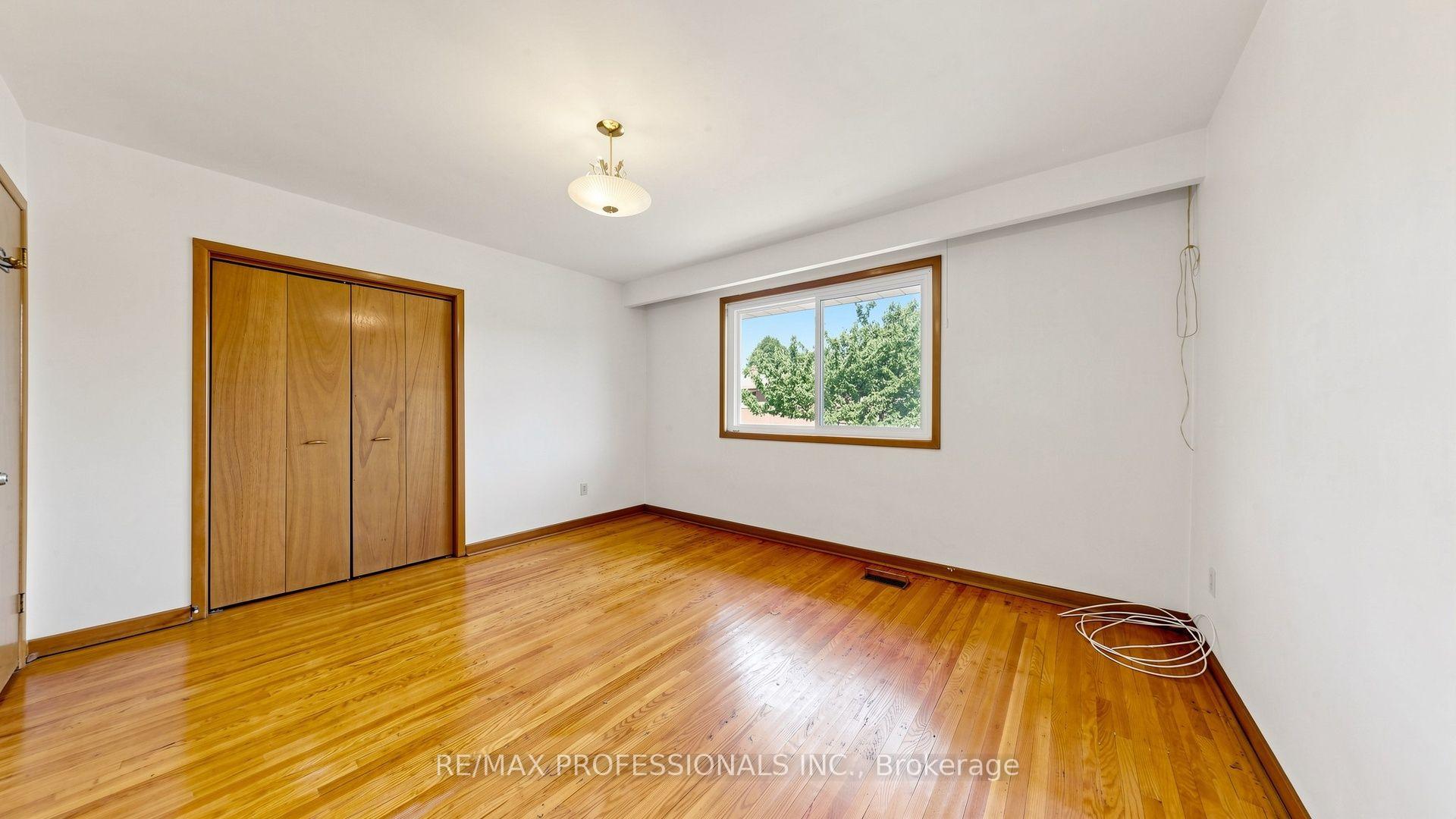 Photo 35 of 26 Woodcrest Drive, Etobicoke, Edenbridge-Humber Valley — HOMEH