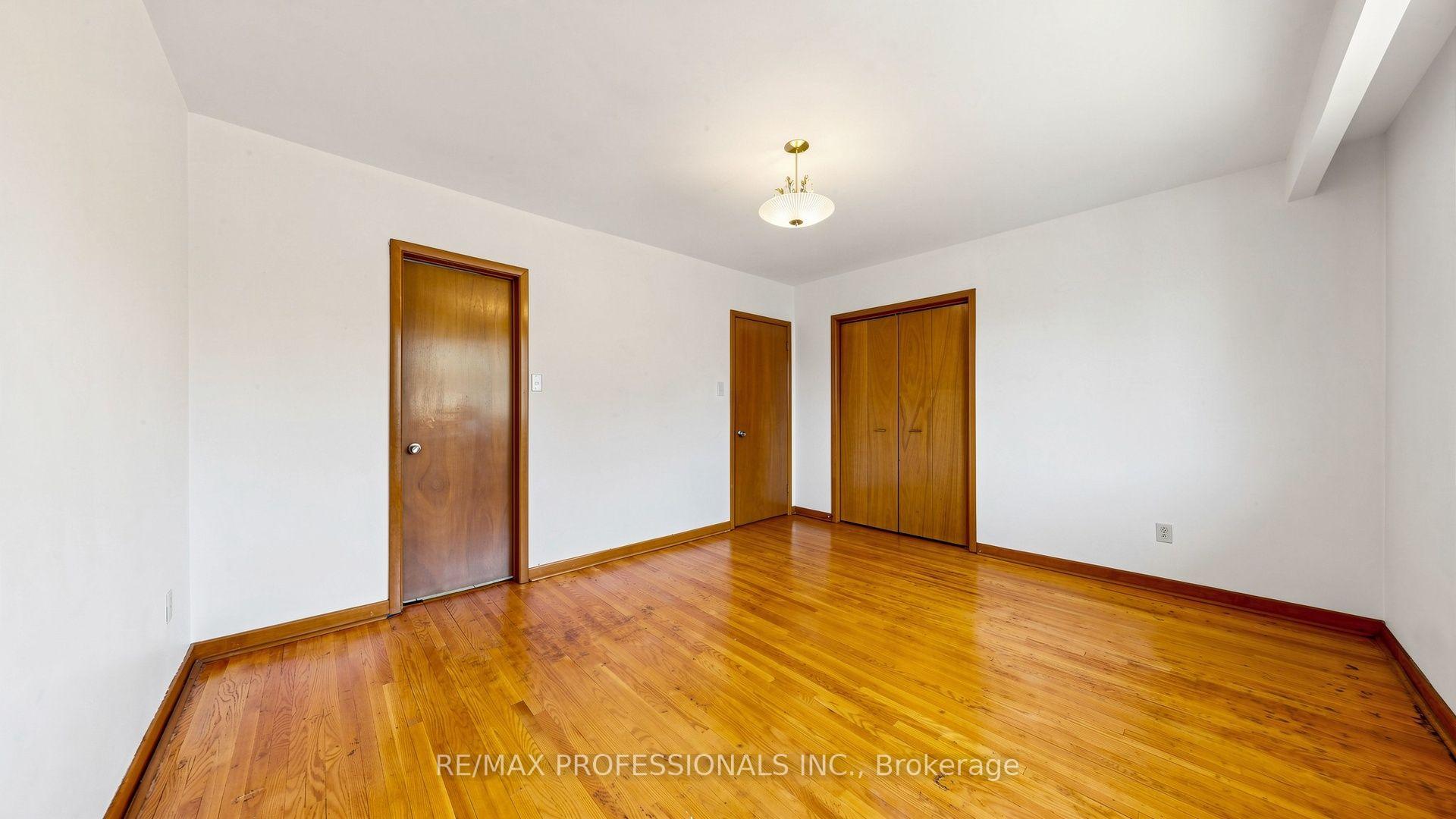 Photo 36 of 26 Woodcrest Drive, Etobicoke, Edenbridge-Humber Valley — HOMEH