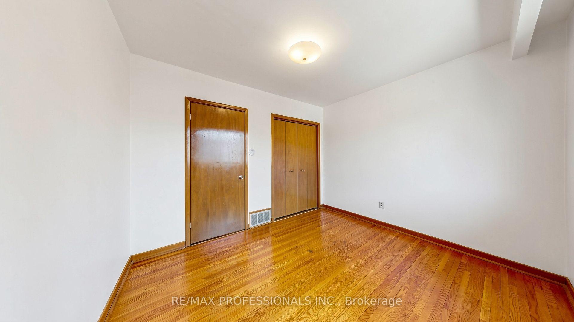 Photo 37 of 26 Woodcrest Drive, Etobicoke, Edenbridge-Humber Valley — HOMEH
