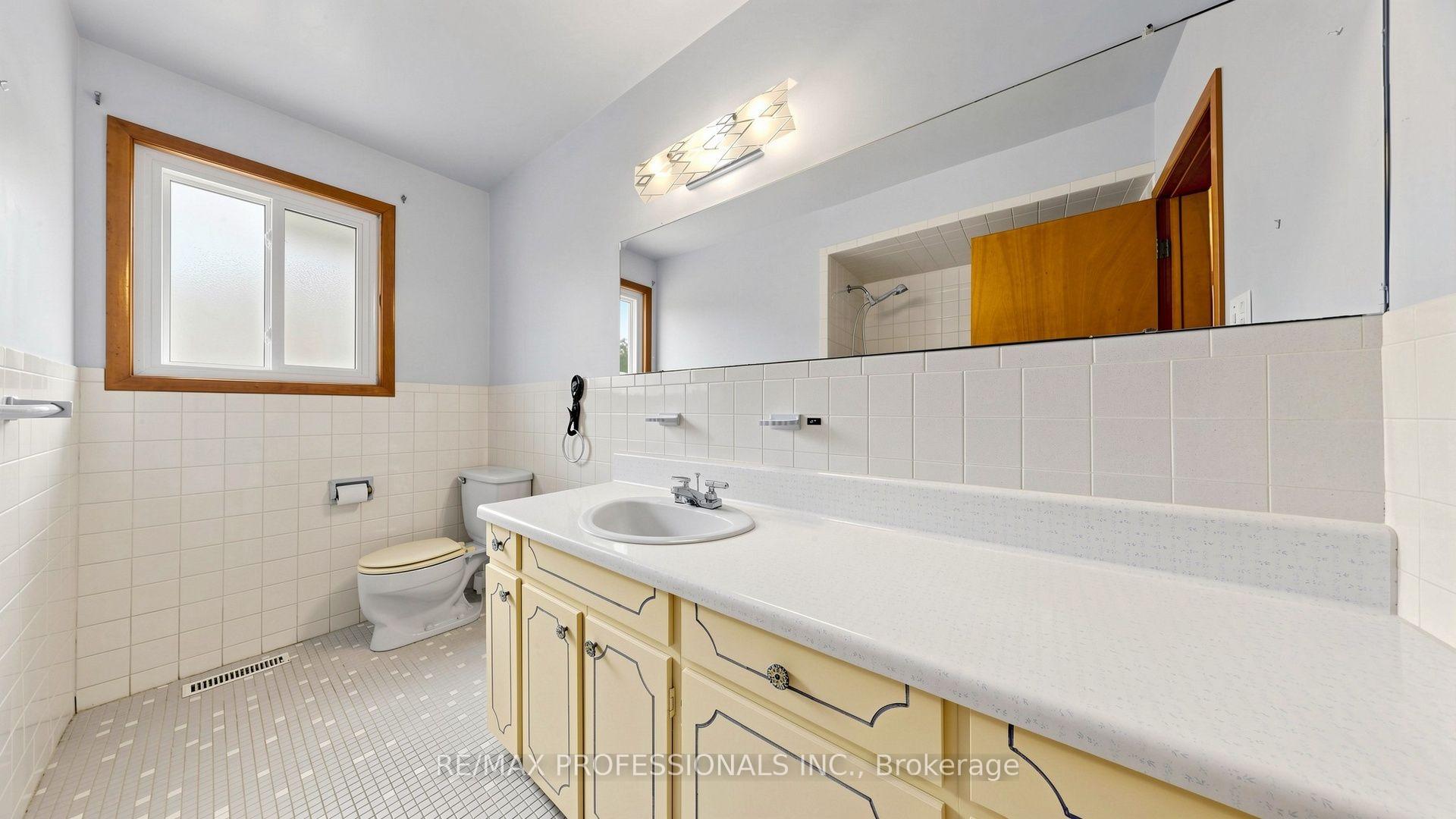 Photo 38 of 26 Woodcrest Drive, Etobicoke, Edenbridge-Humber Valley — HOMEH