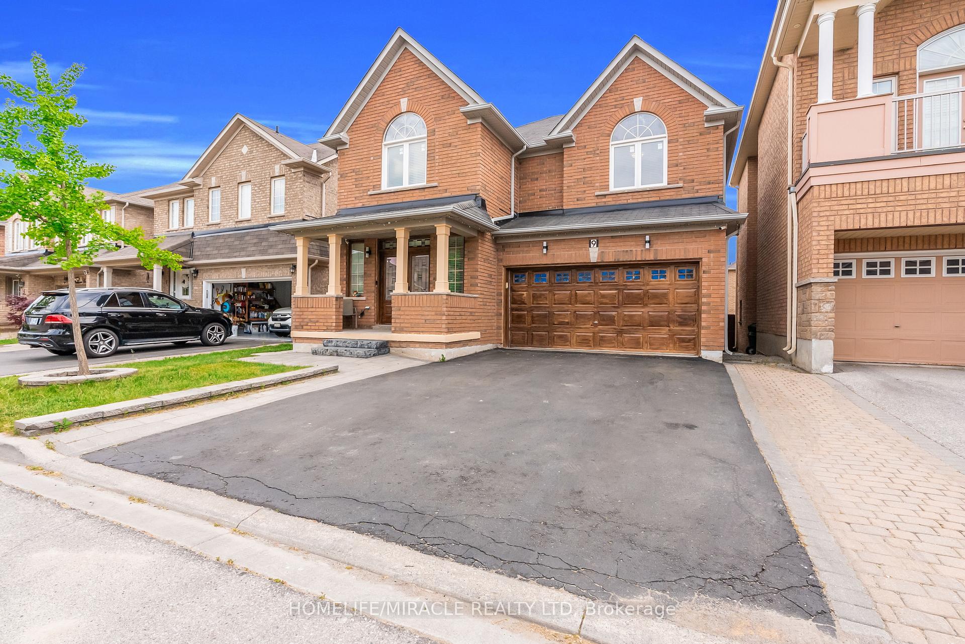 Photo 2 of 9 Gamson Crescent, Brampton, Sandringham-Wellington — HOMEH