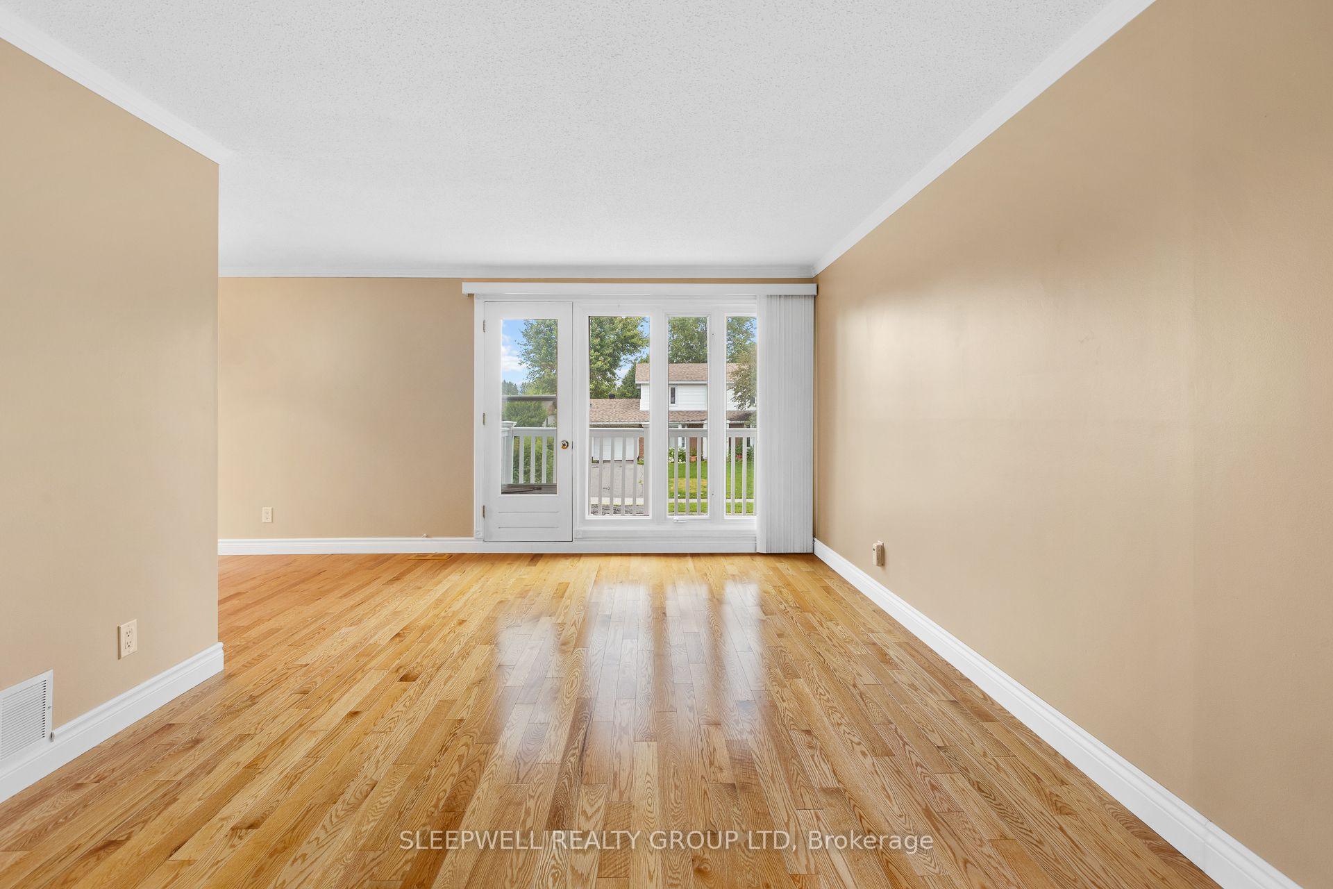 Photo 4 of 42 Charkay Street, Ottawa, Borden Farm/Stewart Farm/Carleton Heights/Parkwood Hills — HOMEH