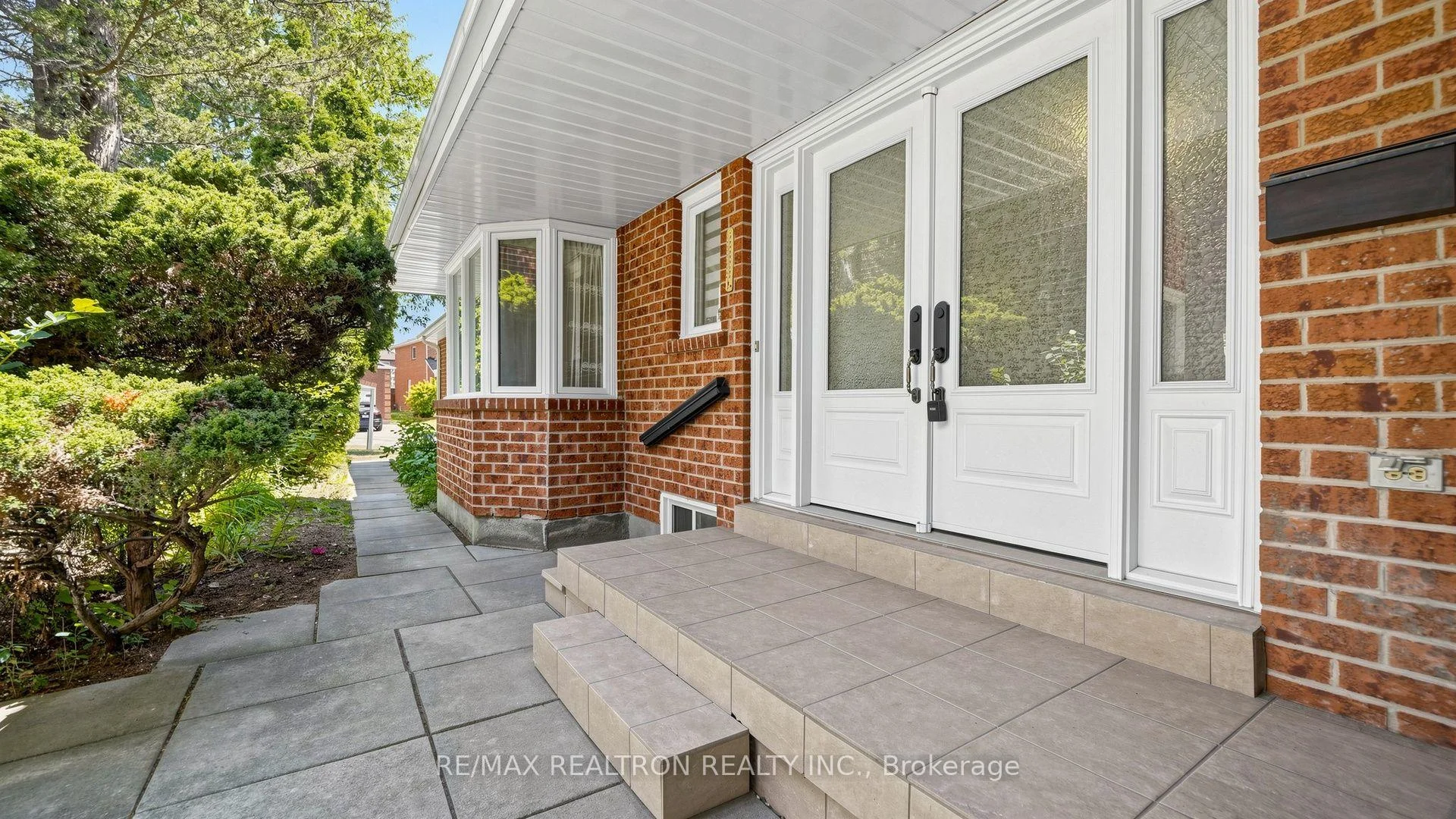 Photo 5 of 103 Thornbury Circle, Vaughan, Crestwood-Springfarm-Yorkhill — HOMEH