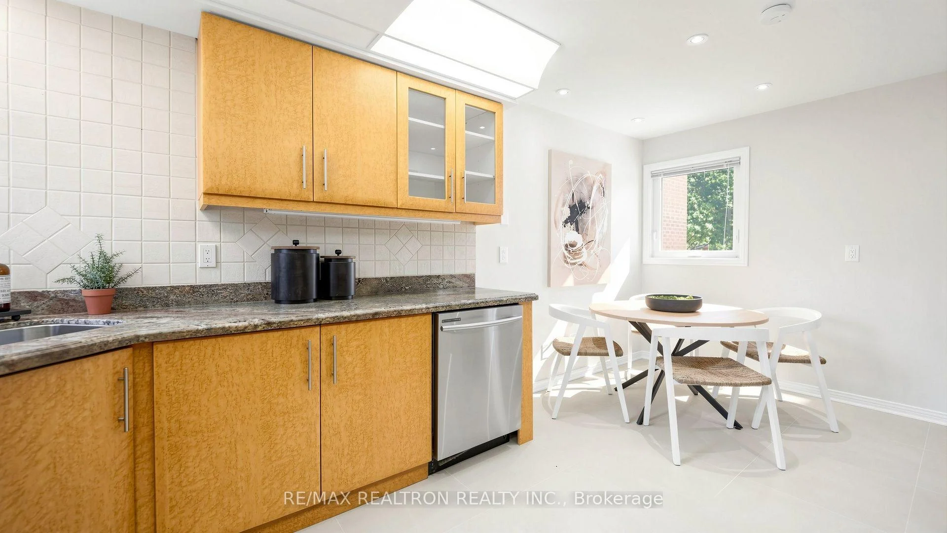 Photo 19 of 103 Thornbury Circle, Vaughan, Crestwood-Springfarm-Yorkhill — HOMEH