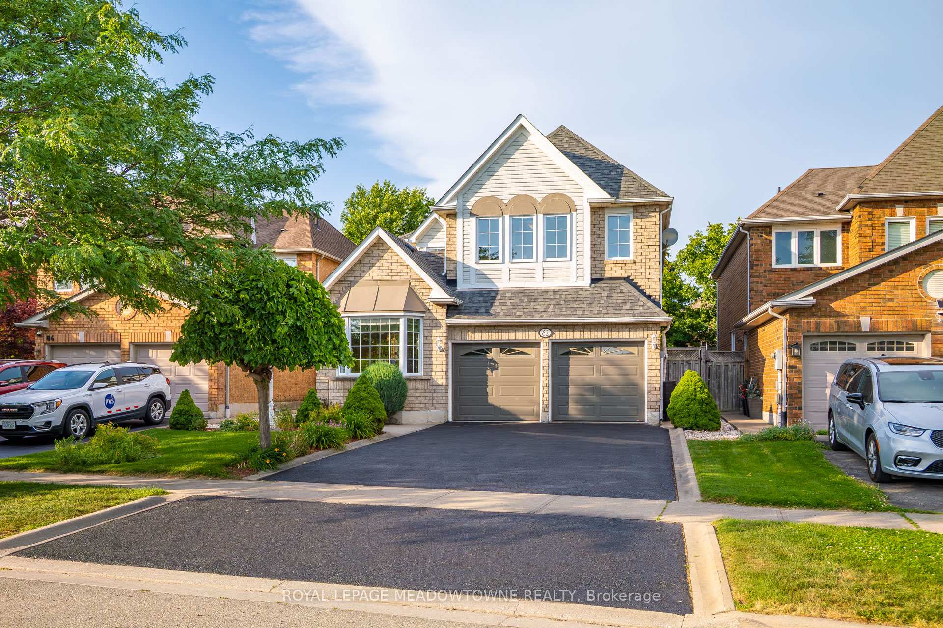 Photo 2 of 82 Miller Drive, Halton Hills, Georgetown — HOMEH