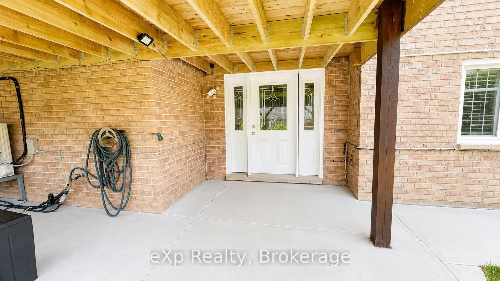 Photo 2 of Unit B, 2 Foxwood Crescent, Guelph, Kortright Hills — HOMEH