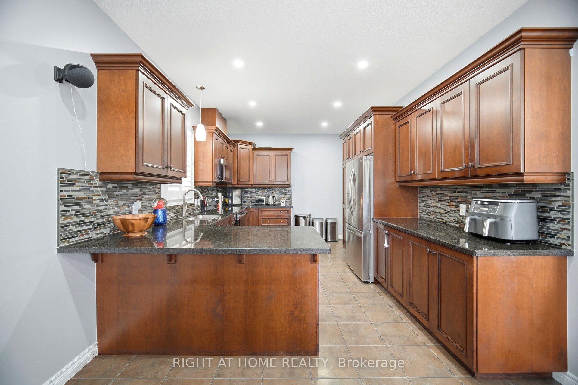 Photo 17 of 79 Garinger Crescent, Hamilton, Binbrook — HOMEH