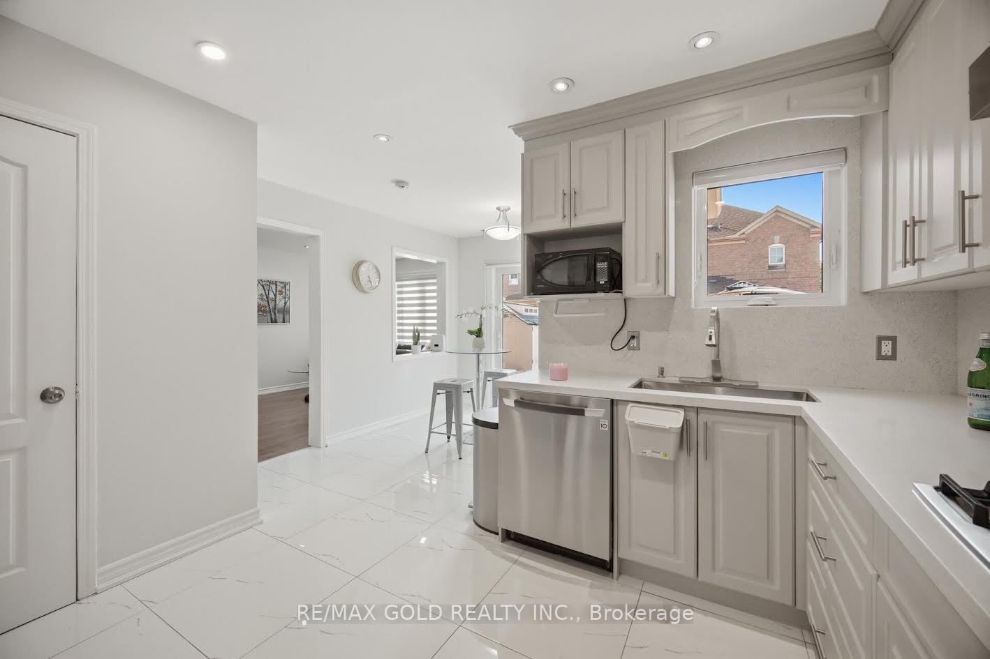 Photo 16 of 61 Saintsbury Crescent, Brampton, Sandringham-Wellington — HOMEH