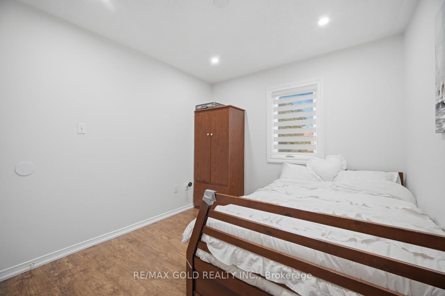 Photo 32 of 61 Saintsbury Crescent, Brampton, Sandringham-Wellington — HOMEH