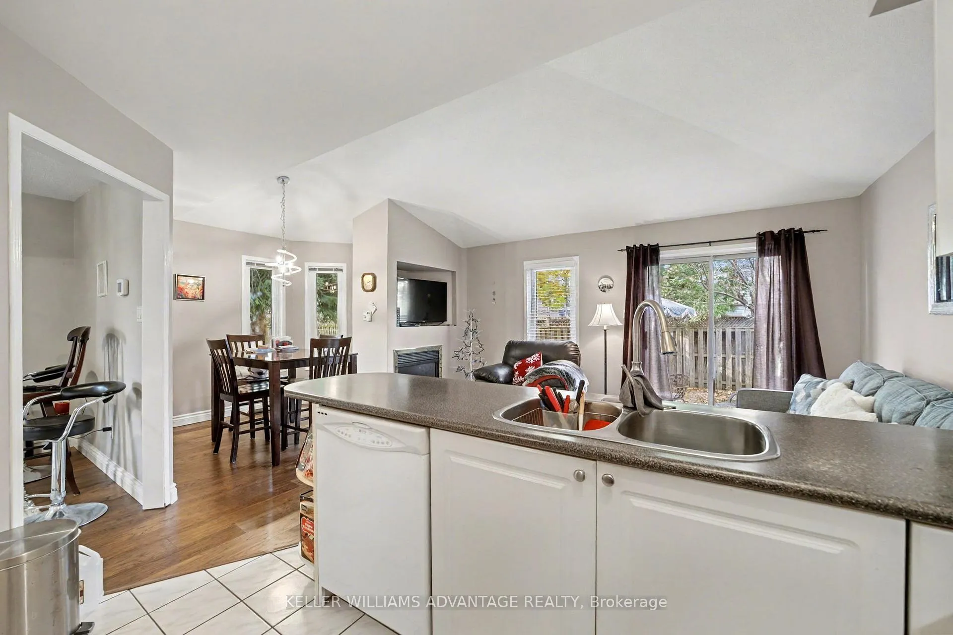 Photo 11 of 17 James Young Drive, Halton Hills, Georgetown — HOMEH