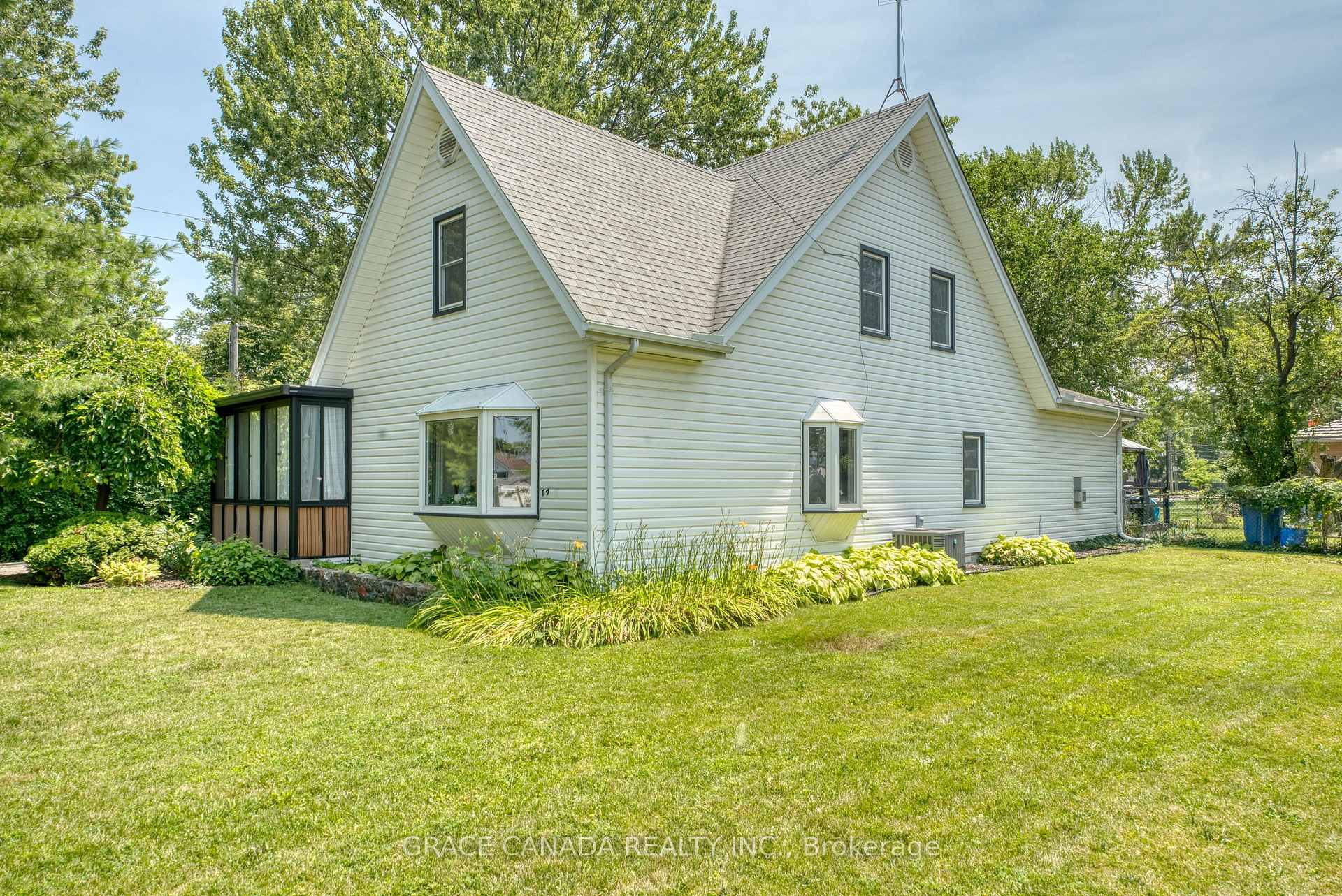 Photo 3 of 12437 St Thomas Street, Tecumseh — HOMEH
