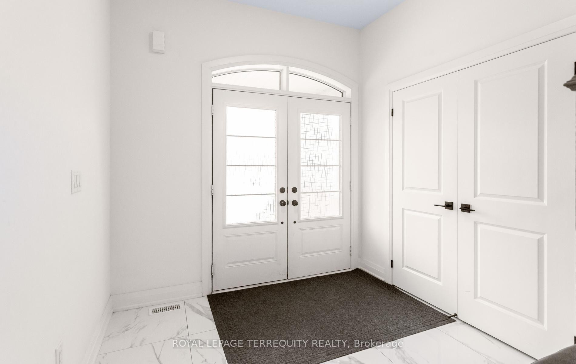 Photo 4 of 242 Factor Street, Vaughan, Kleinburg — HOMEH
