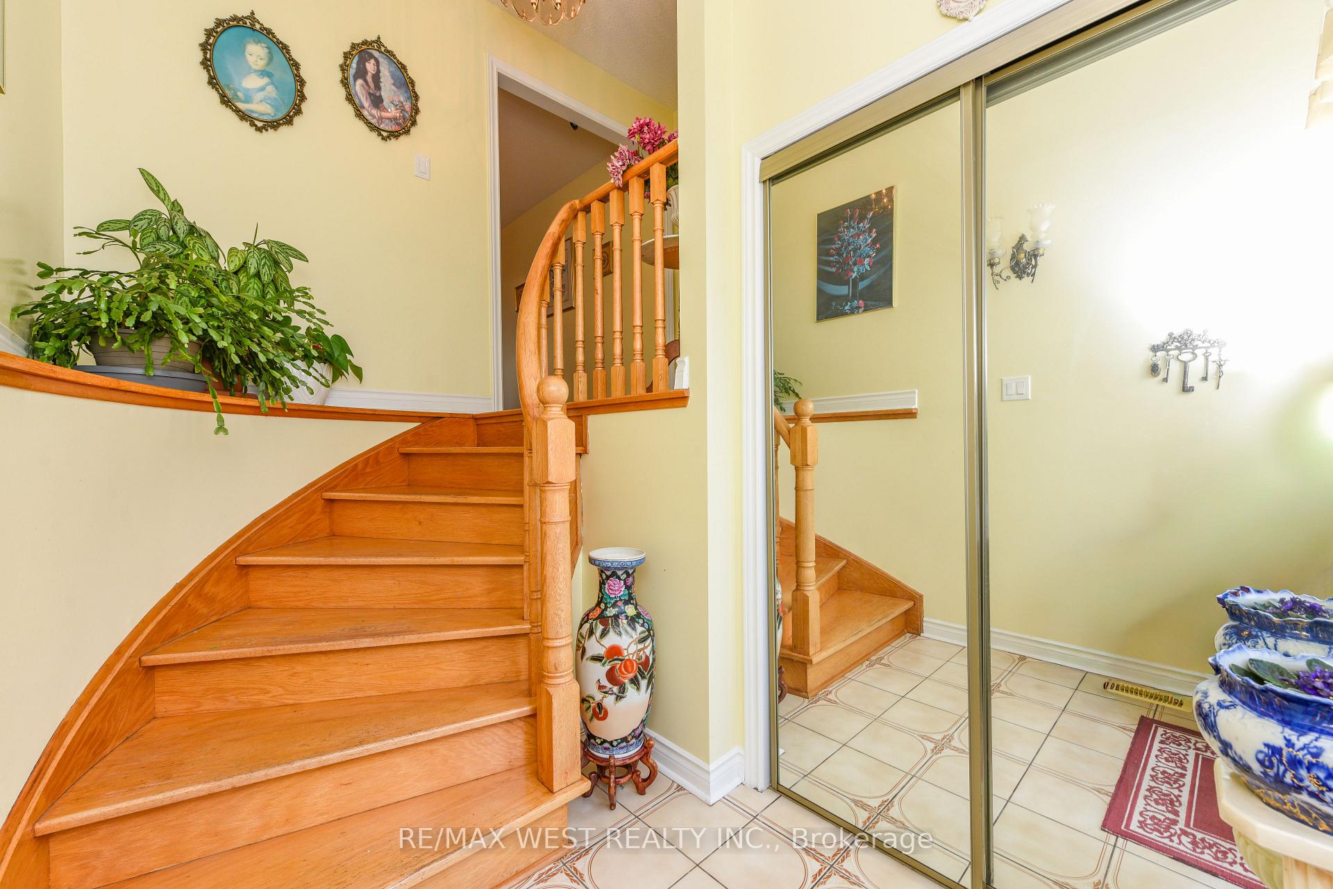 Photo 9 of 181 Misty Meadow Drive, Vaughan, East Woodbridge — HOMEH