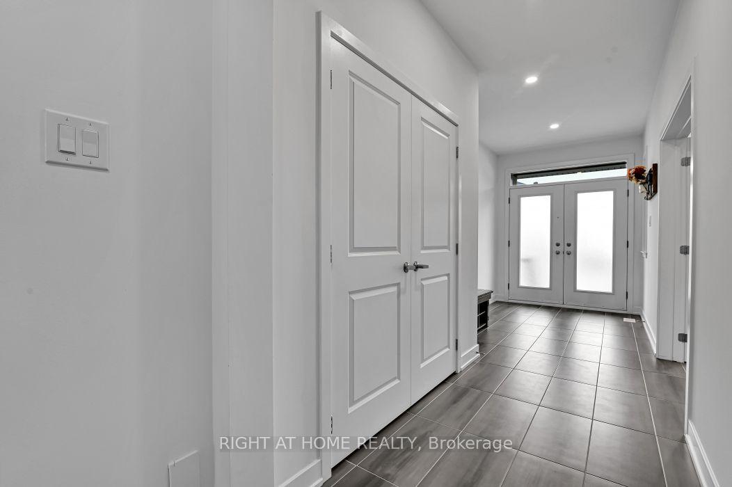 Photo 3 of 32 Edenbridge Court, Ottawa, Mer Bleue/Bradley Estates/Anderson Park — HOMEH