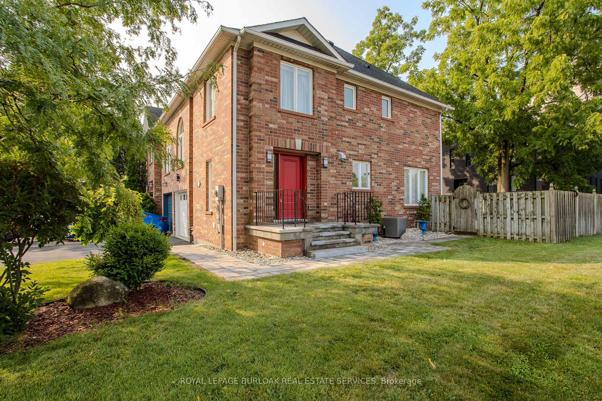 Photo 1 of 2010 Grovetree Lane, Burlington, Brant — HOMEH
