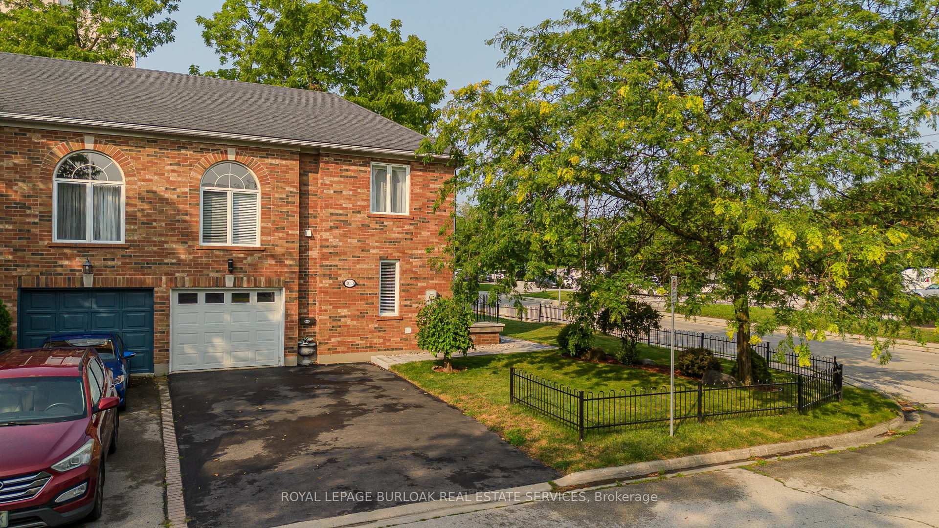 Photo 2 of 2010 Grovetree Lane, Burlington, Brant — HOMEH
