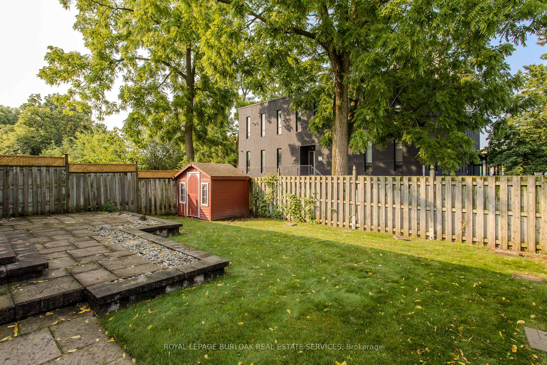 Photo 4 of 2010 Grovetree Lane, Burlington, Brant — HOMEH