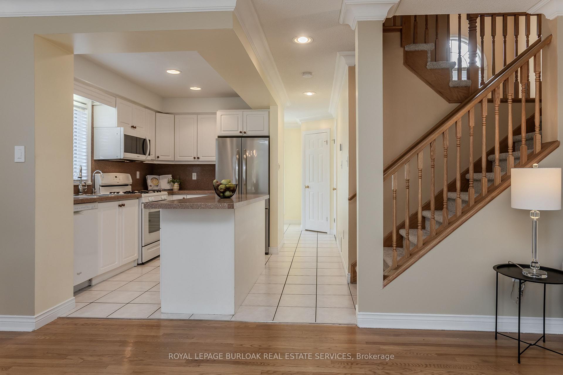 Photo 10 of 2010 Grovetree Lane, Burlington, Brant — HOMEH