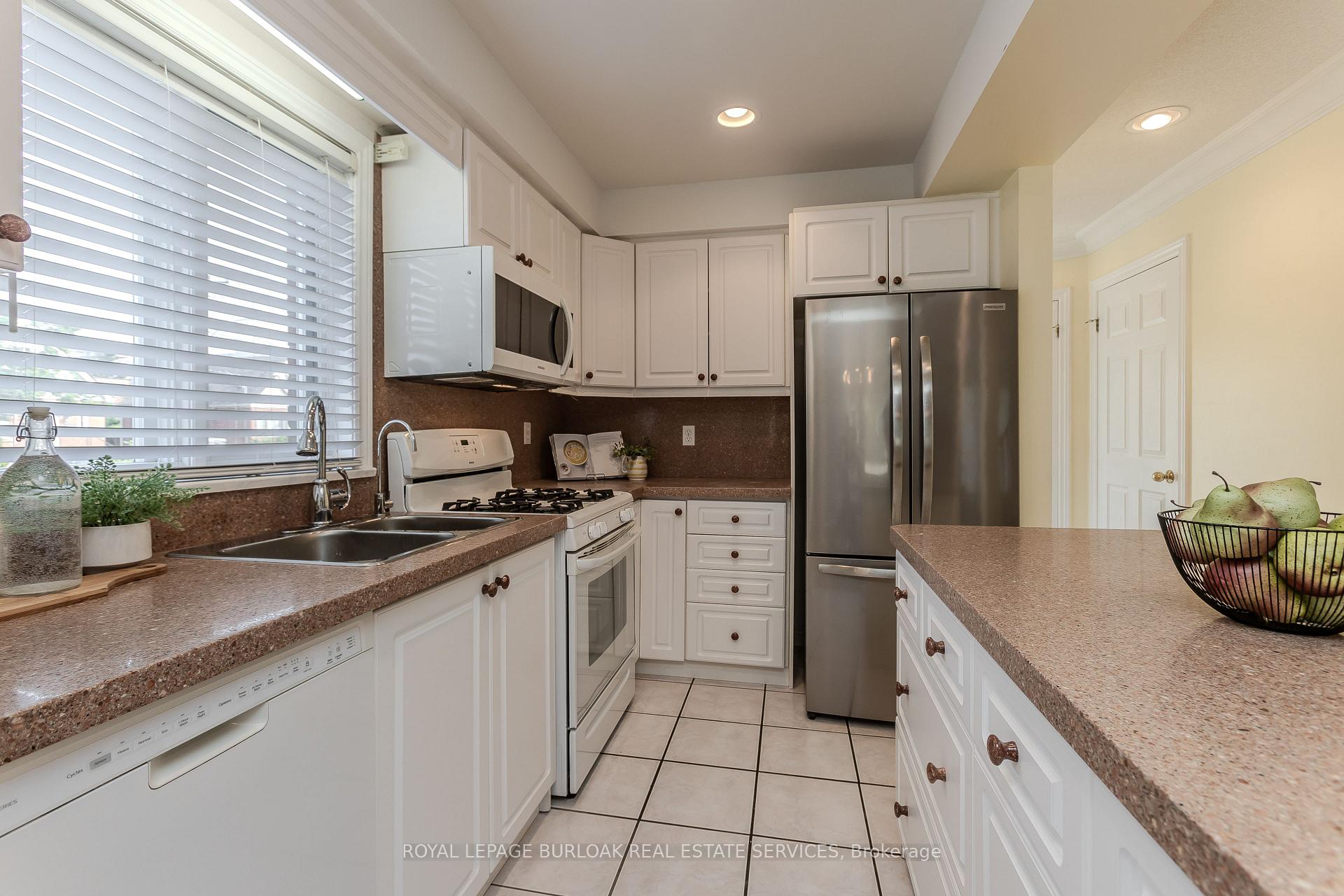 Photo 11 of 2010 Grovetree Lane, Burlington, Brant — HOMEH