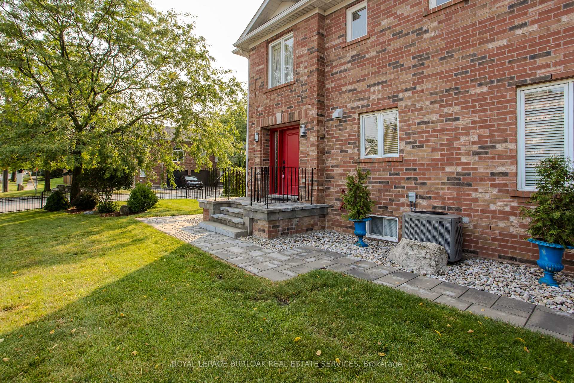 Photo 26 of 2010 Grovetree Lane, Burlington, Brant — HOMEH