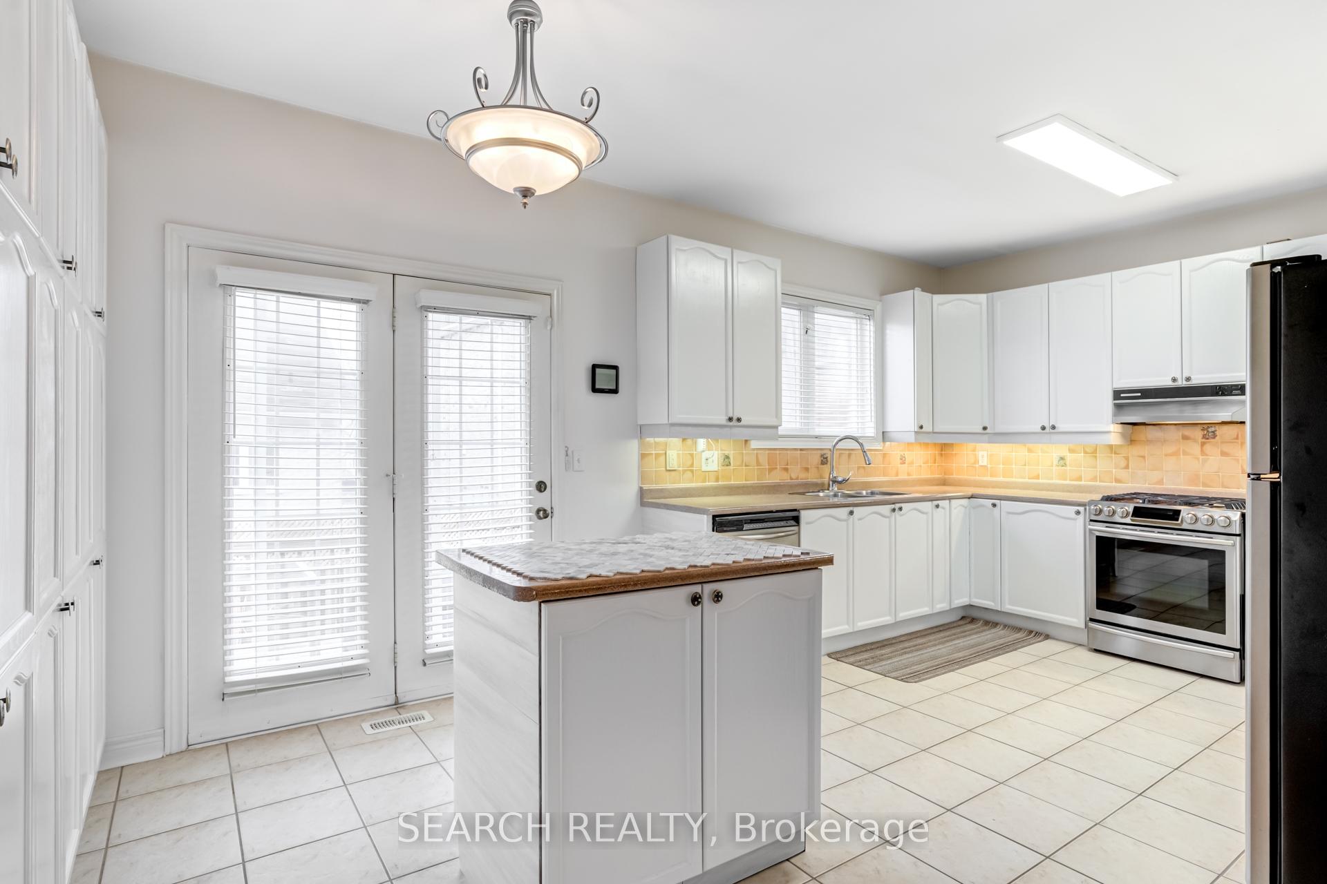Photo 11 of 19 Treeline Boulevard, Brampton, Vales of Castlemore North — HOMEH