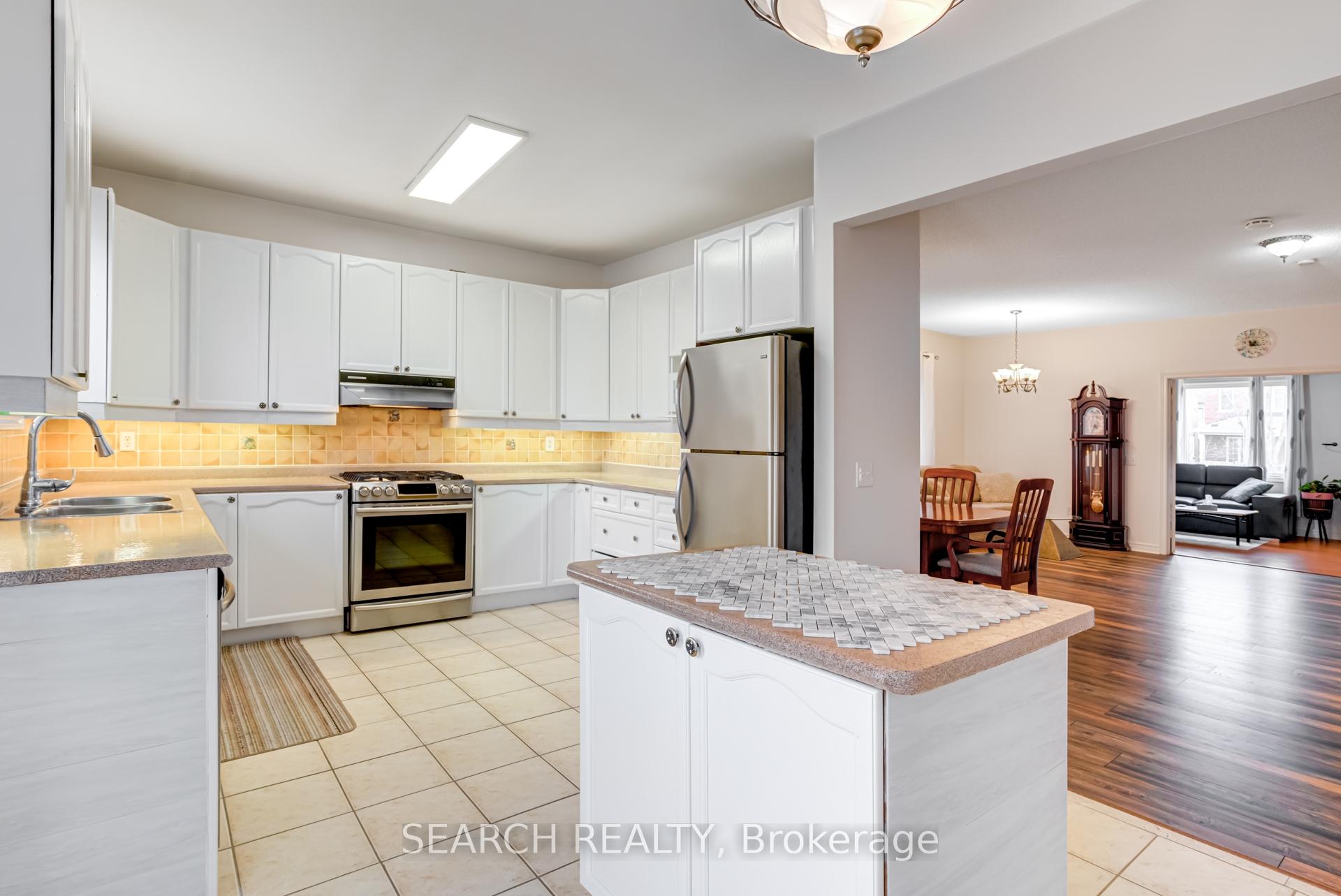 Photo 12 of 19 Treeline Boulevard, Brampton, Vales of Castlemore North — HOMEH