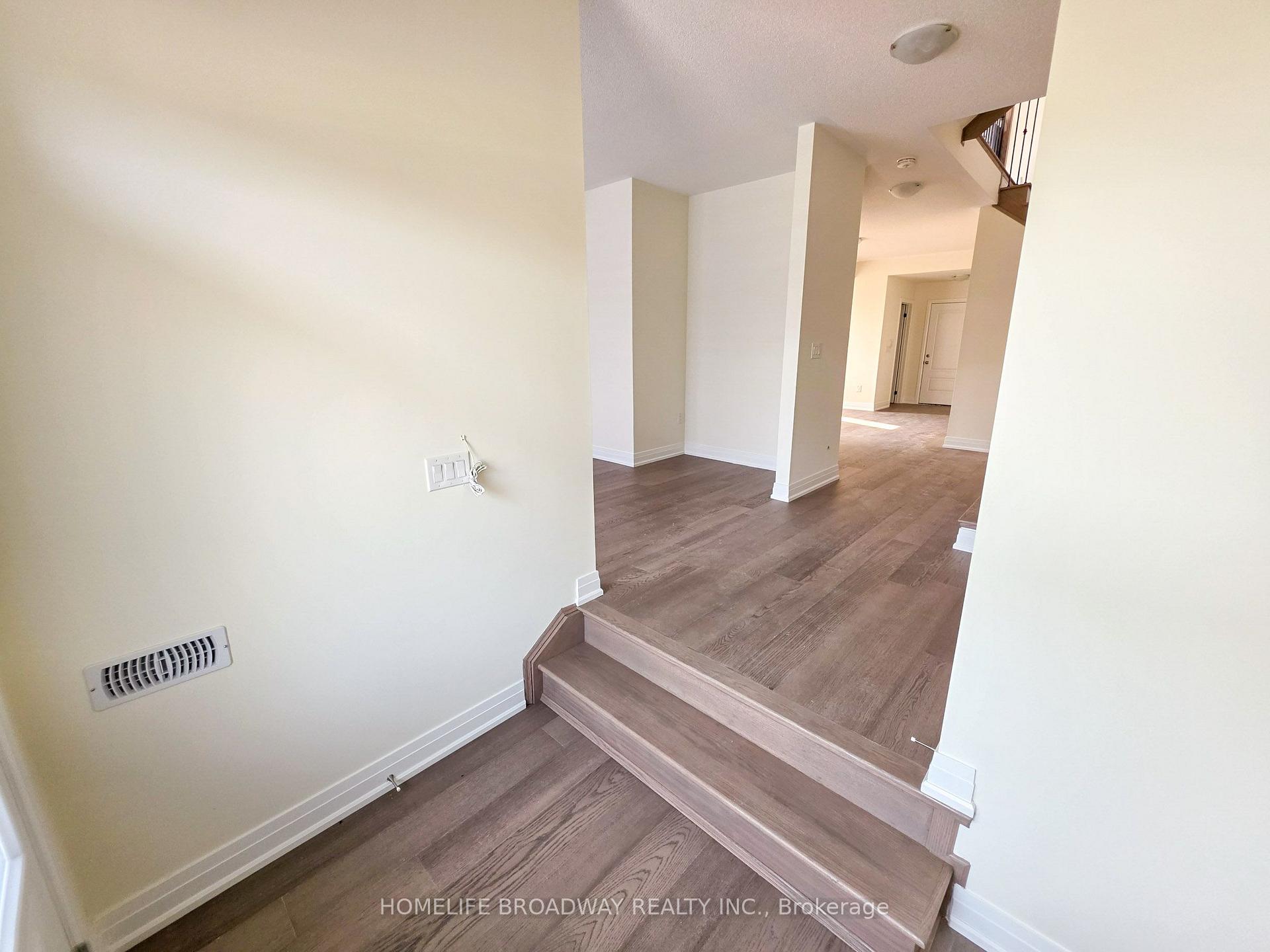 Photo 3 of 51 Mumbai Drive, Markham, Middlefield — HOMEH