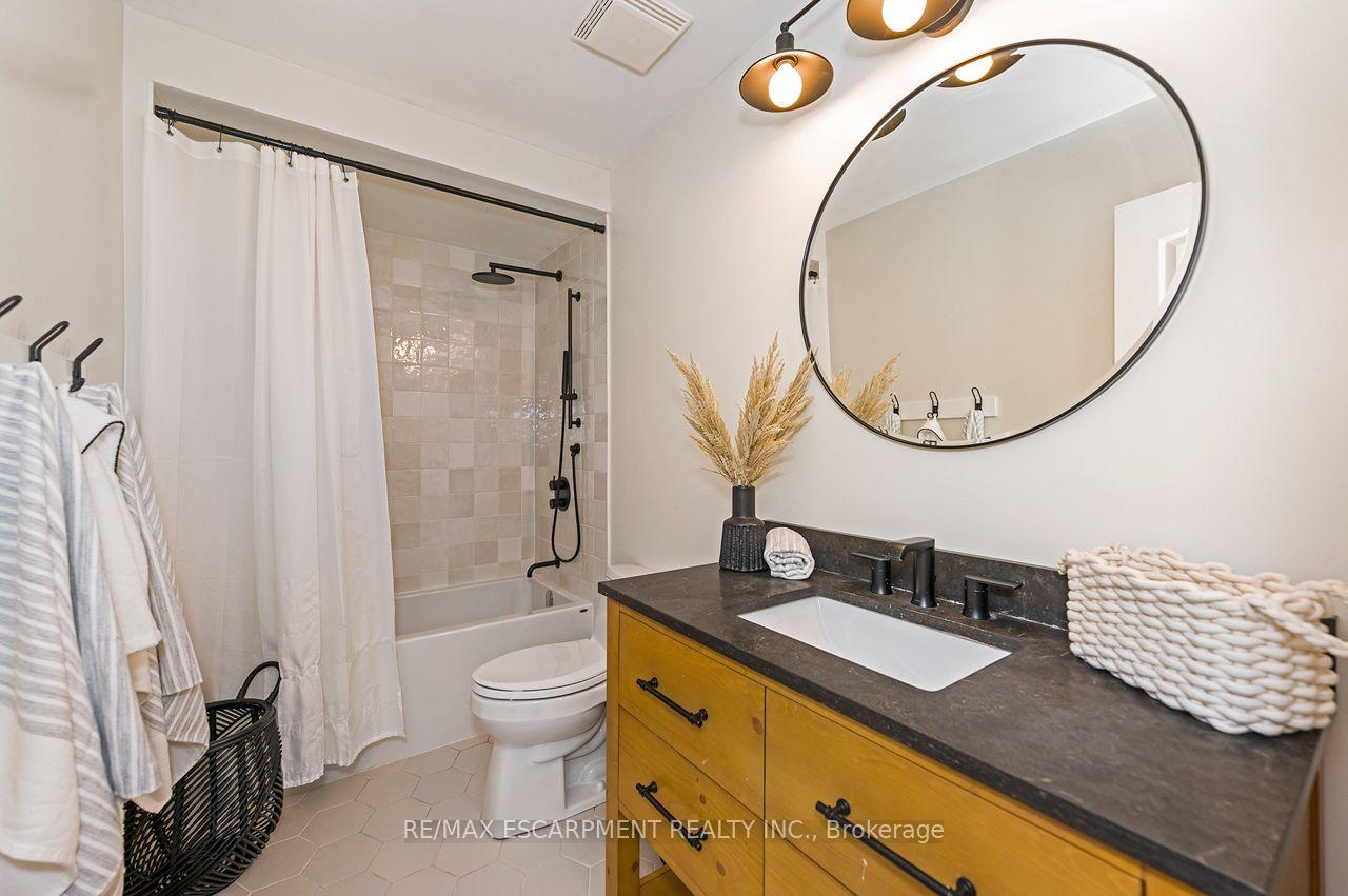 Photo 23 of 33 Dewsbury Way, Hamilton, Stoney Creek — HOMEH