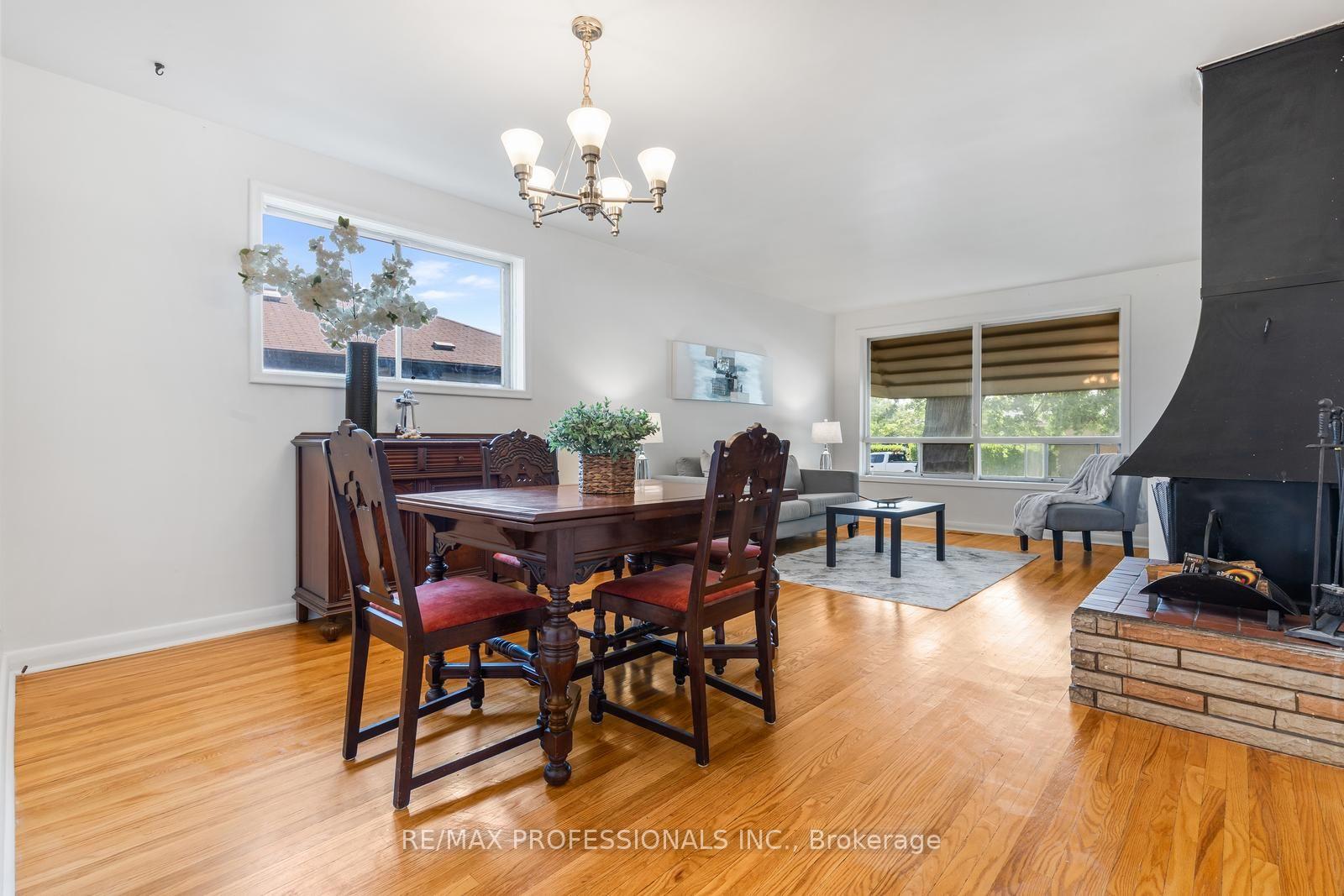 Photo 4 of 25 Hardwick Court, Etobicoke, Eringate-Centennial-West Deane — HOMEH