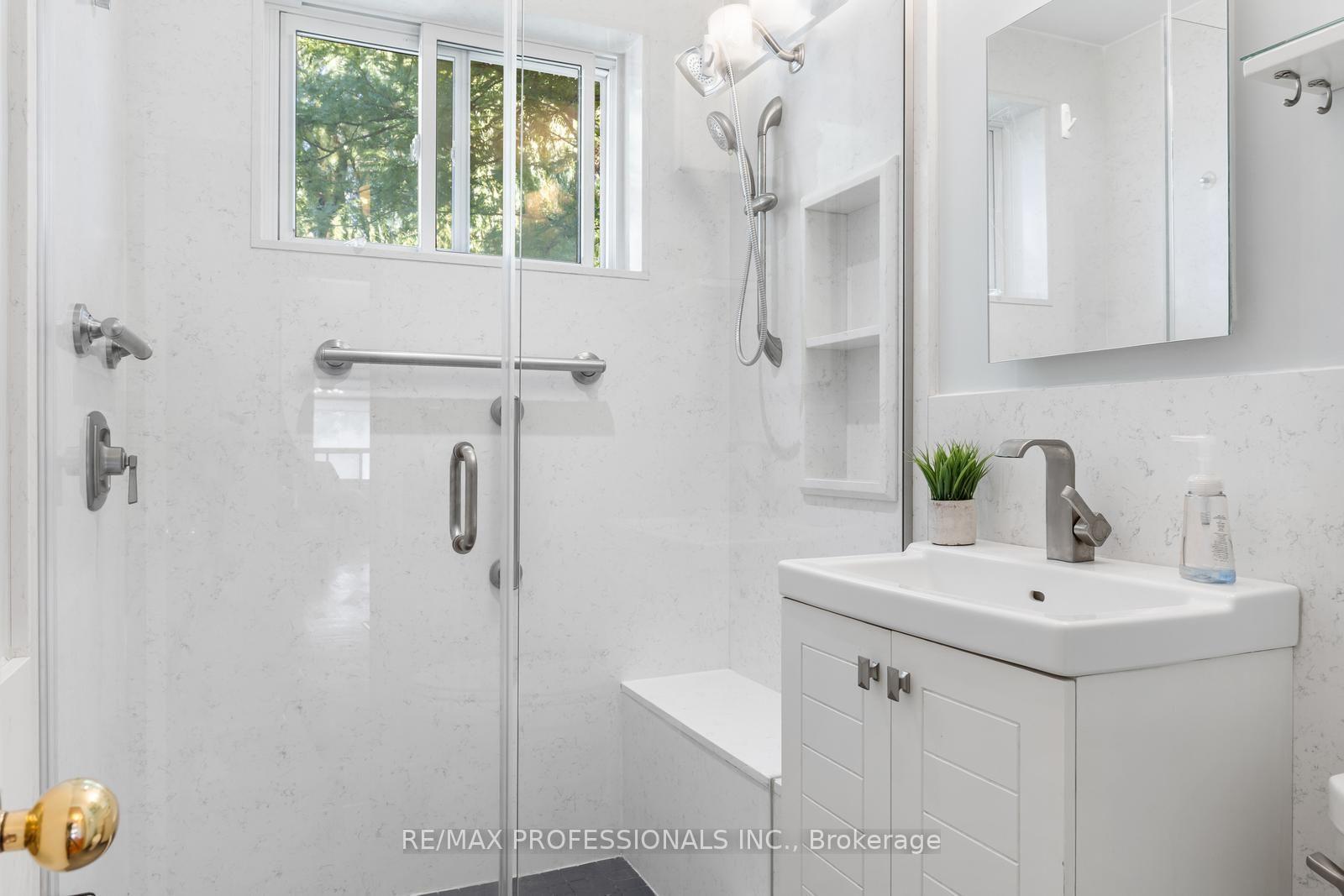 Photo 14 of 25 Hardwick Court, Etobicoke, Eringate-Centennial-West Deane — HOMEH
