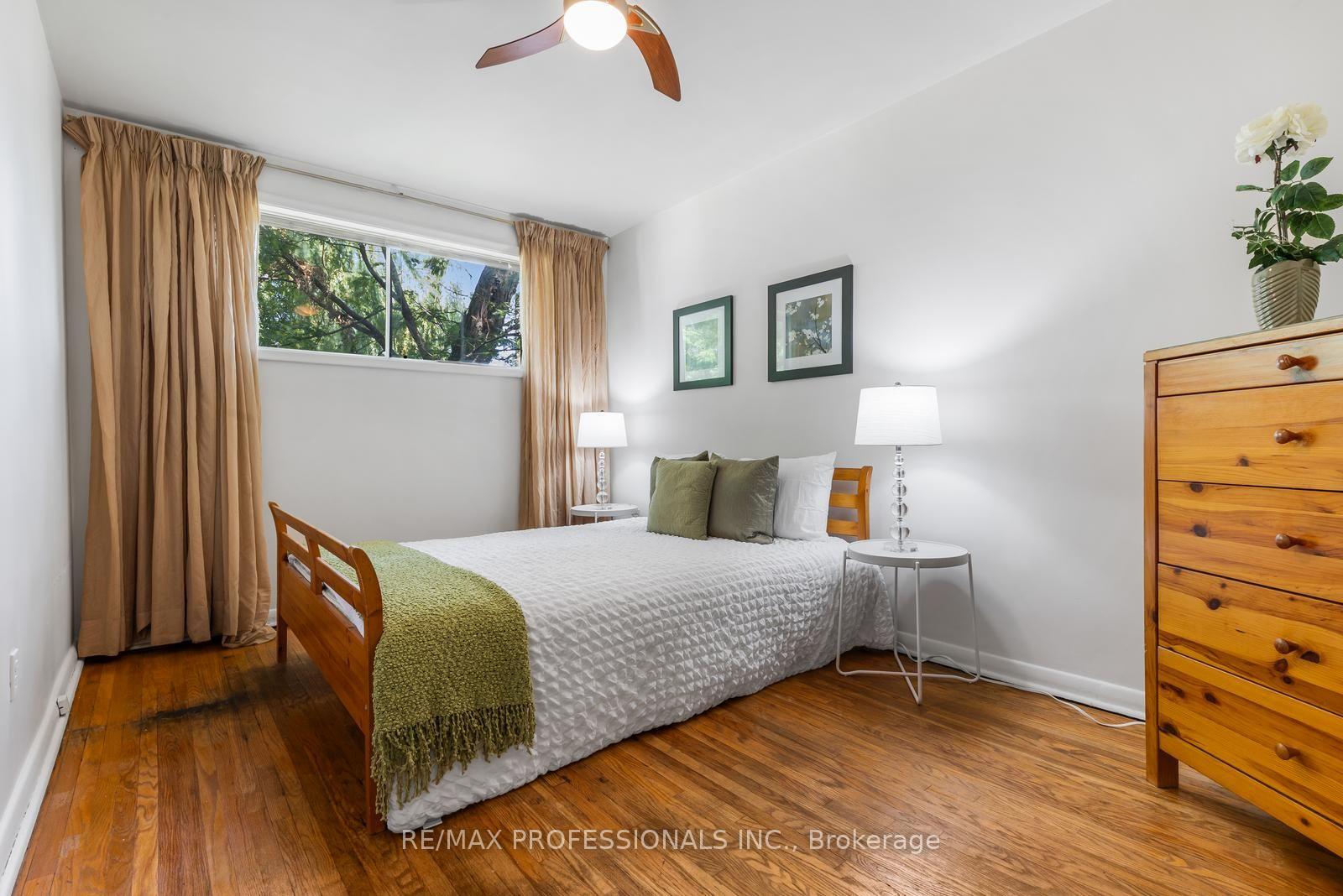 Photo 15 of 25 Hardwick Court, Etobicoke, Eringate-Centennial-West Deane — HOMEH