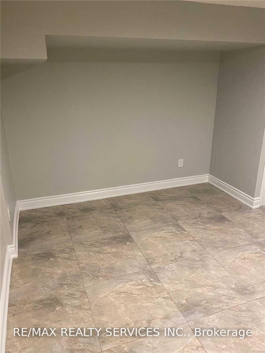 Photo 4 of Unit Bsmt, 26 Swennen Drive, Brampton, Brampton North — HOMEH