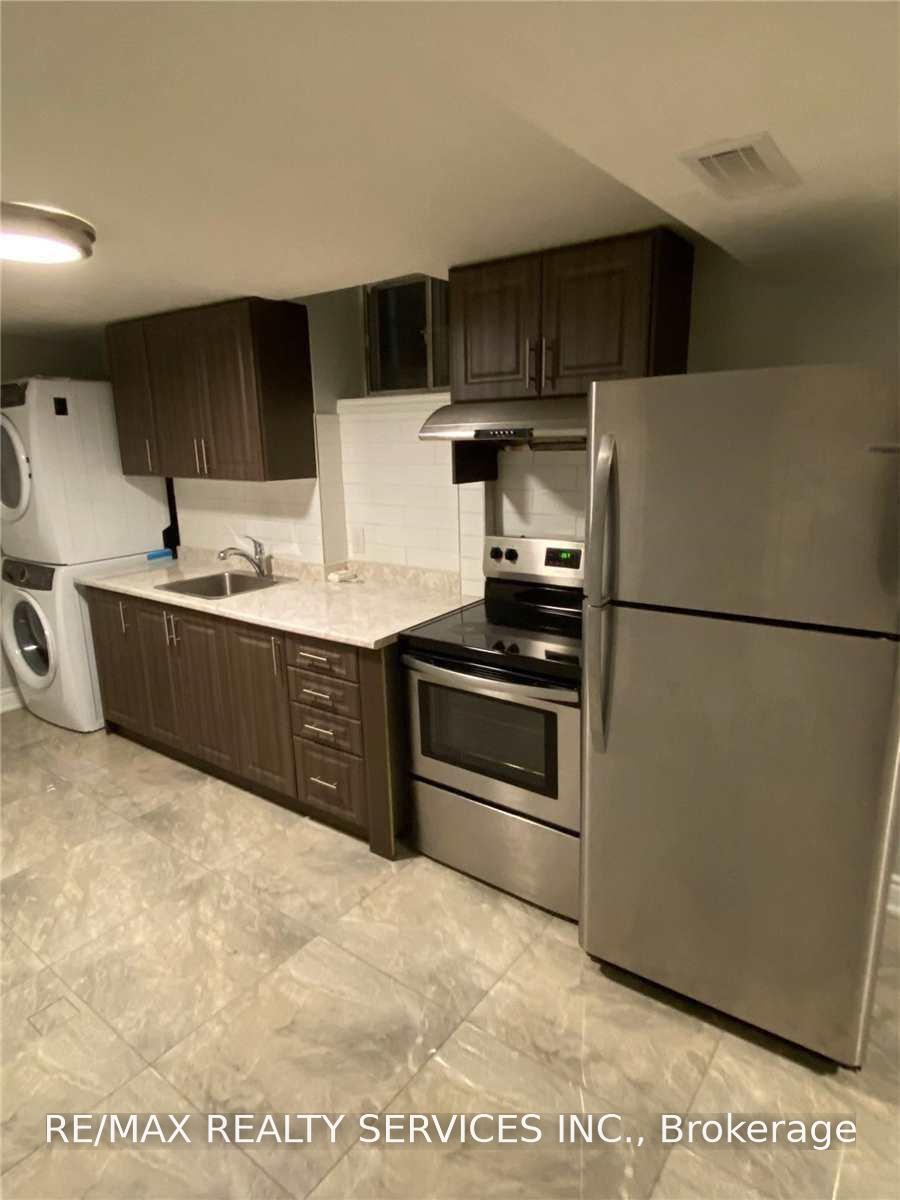 Photo 8 of Unit Bsmt, 26 Swennen Drive, Brampton, Brampton North — HOMEH