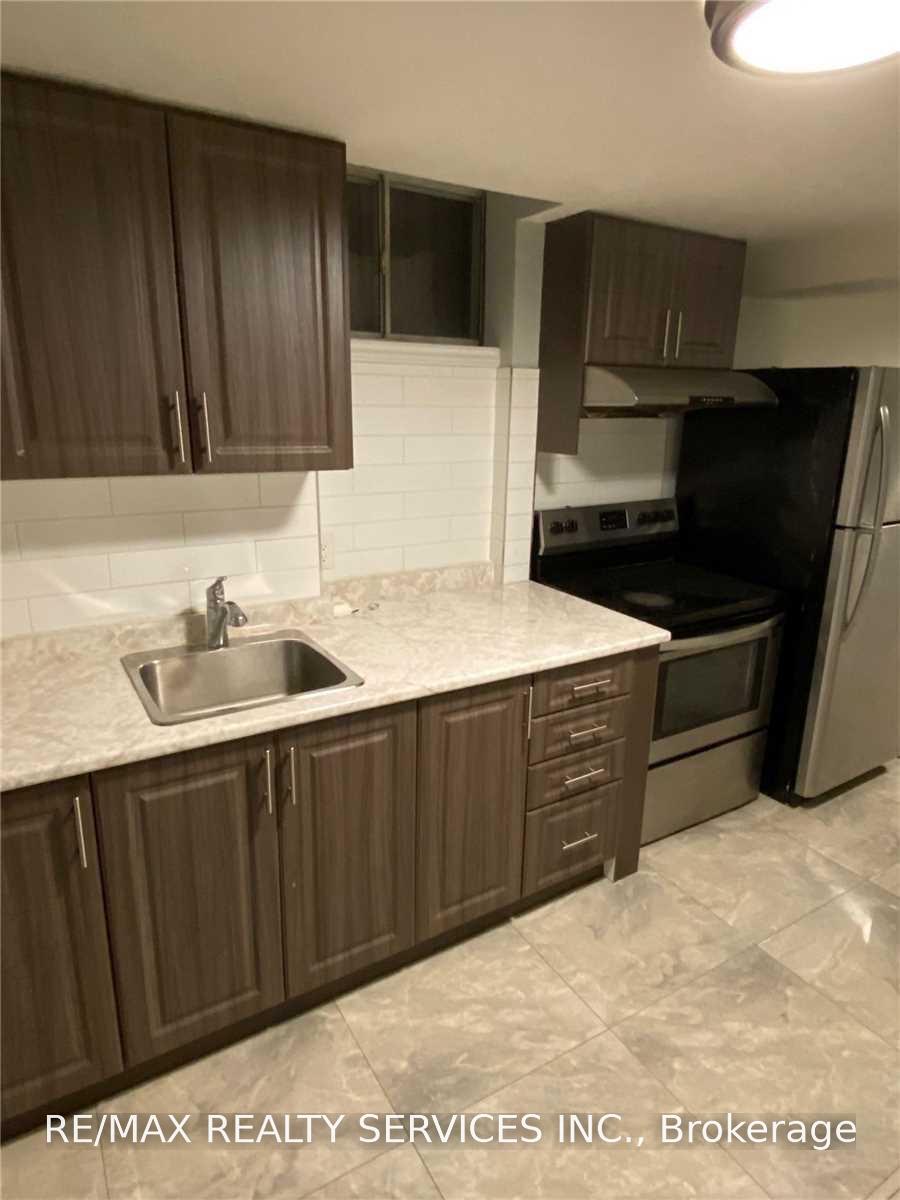Photo 10 of Unit Bsmt, 26 Swennen Drive, Brampton, Brampton North — HOMEH
