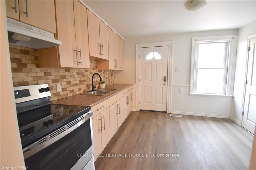 Photo 3 of Unit 1, 174 Darling Street, Brantford, Downtown Core — HOMEH