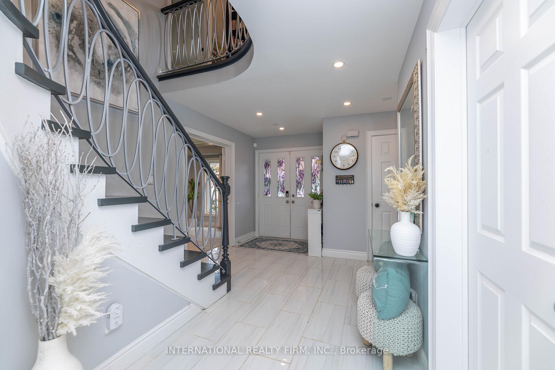 Photo 4 of 2 Hook Court, Barrie, West Bayfield — HOMEH