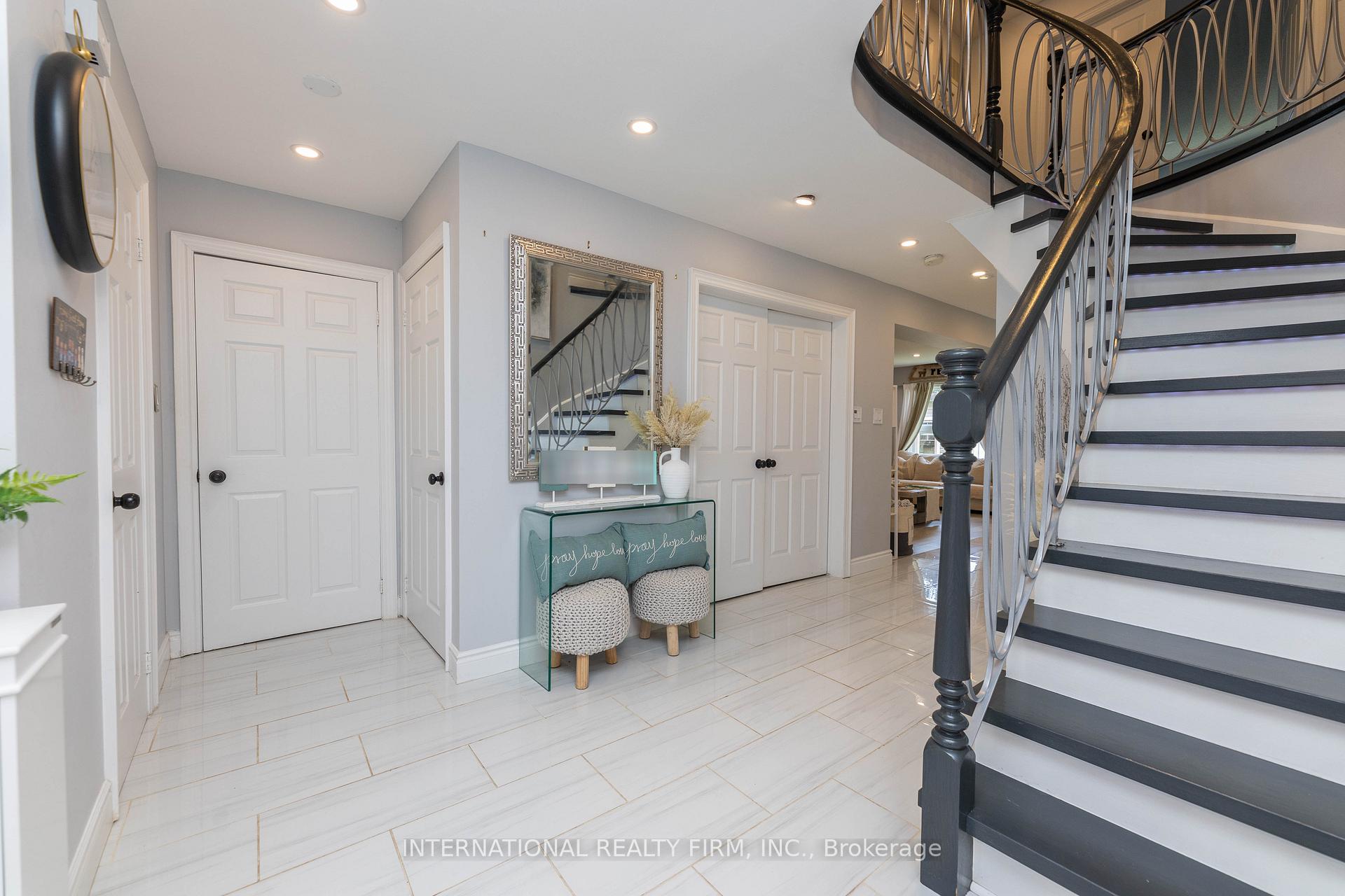 Photo 5 of 2 Hook Court, Barrie, West Bayfield — HOMEH