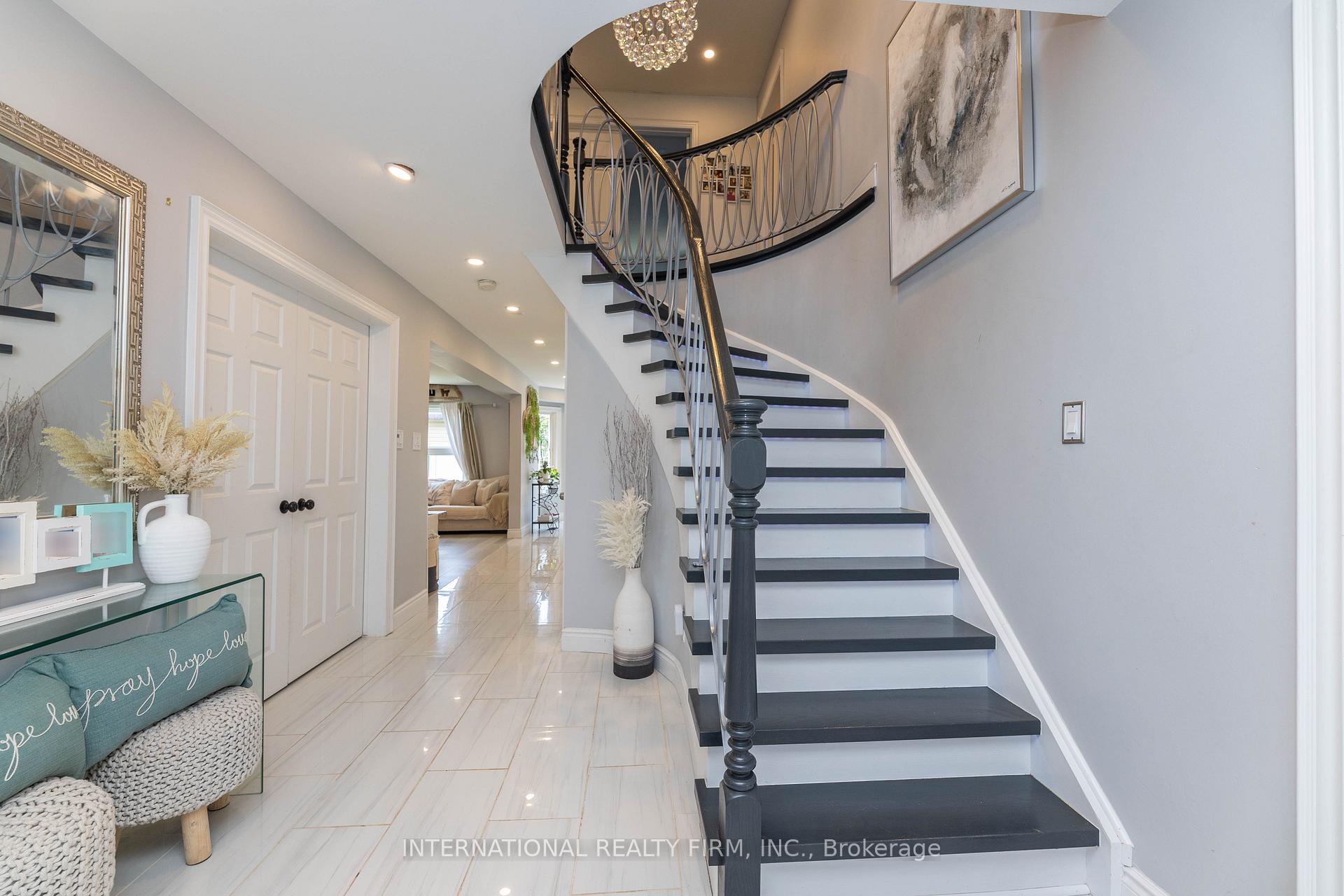 Photo 6 of 2 Hook Court, Barrie, West Bayfield — HOMEH