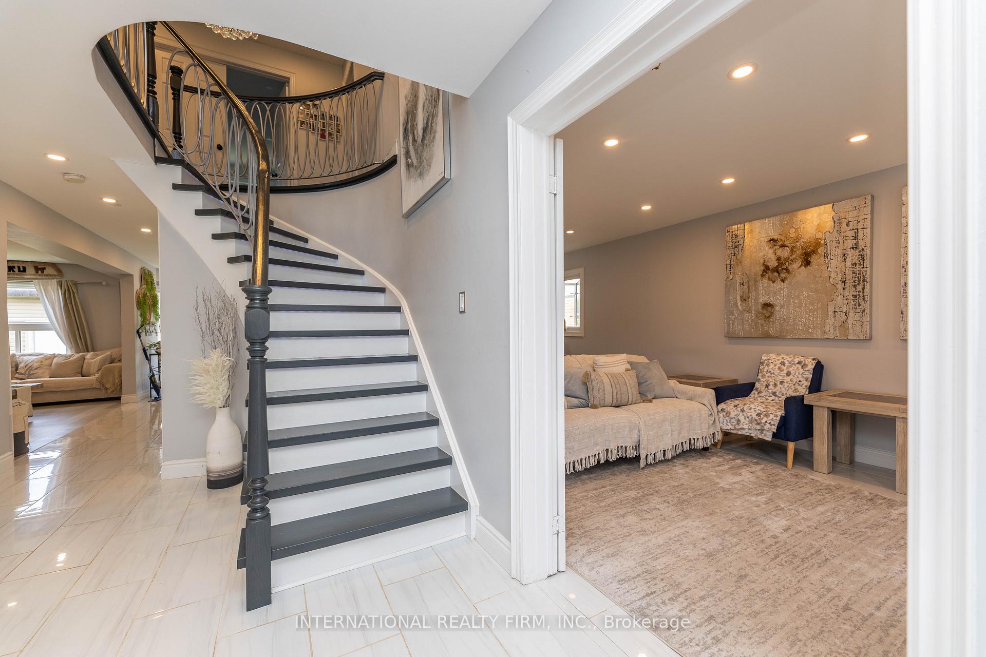 Photo 7 of 2 Hook Court, Barrie, West Bayfield — HOMEH