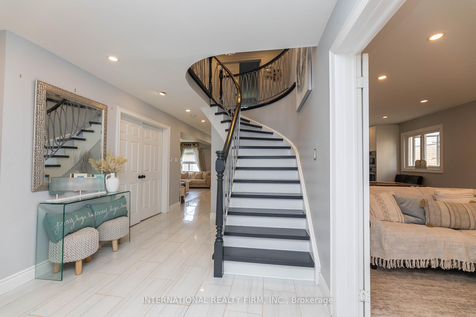 Photo 10 of 2 Hook Court, Barrie, West Bayfield — HOMEH