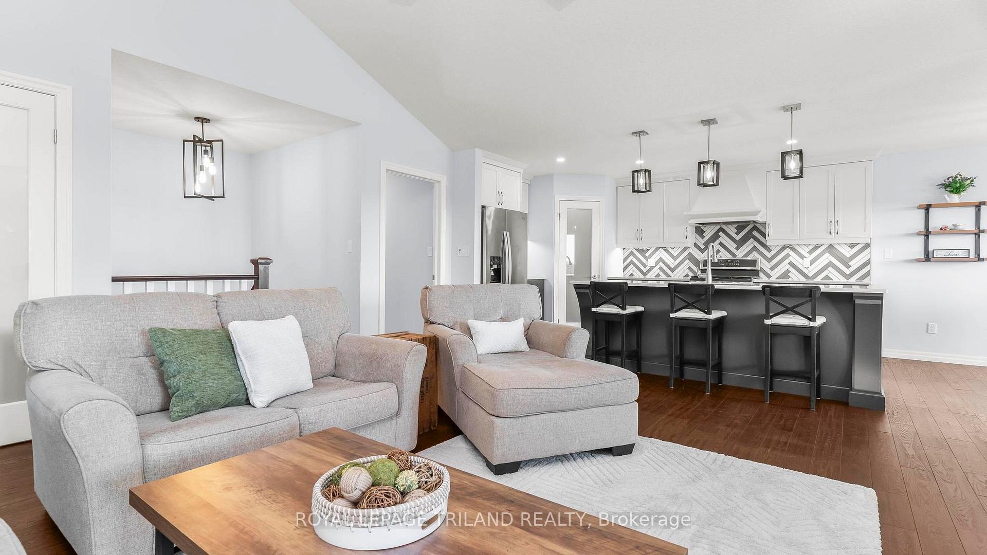 Photo 9 of 8 Melrose Court, St. Thomas — HOMEH