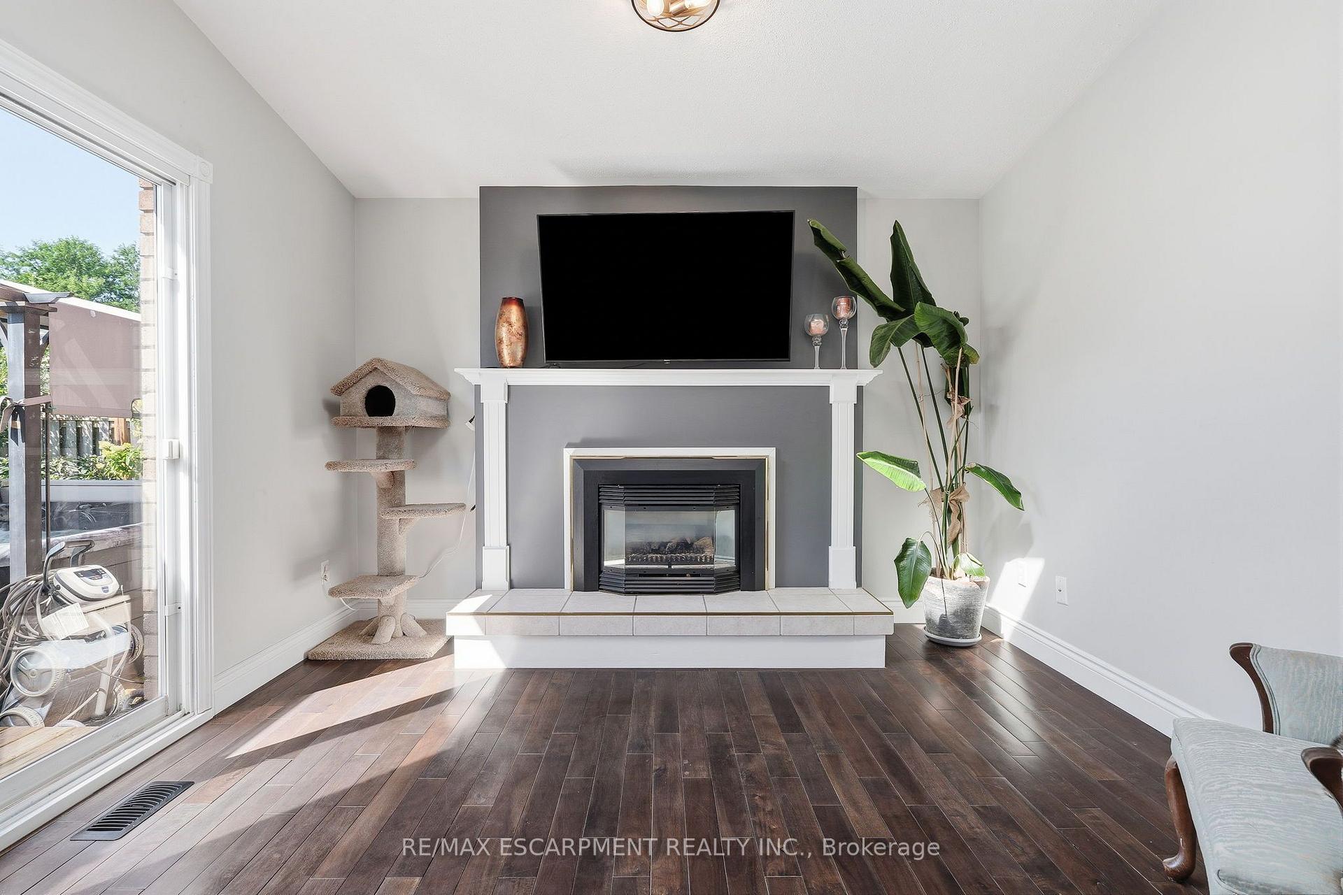 Photo 11 of 25 Winter Way, Brantford, Lion's Park — HOMEH
