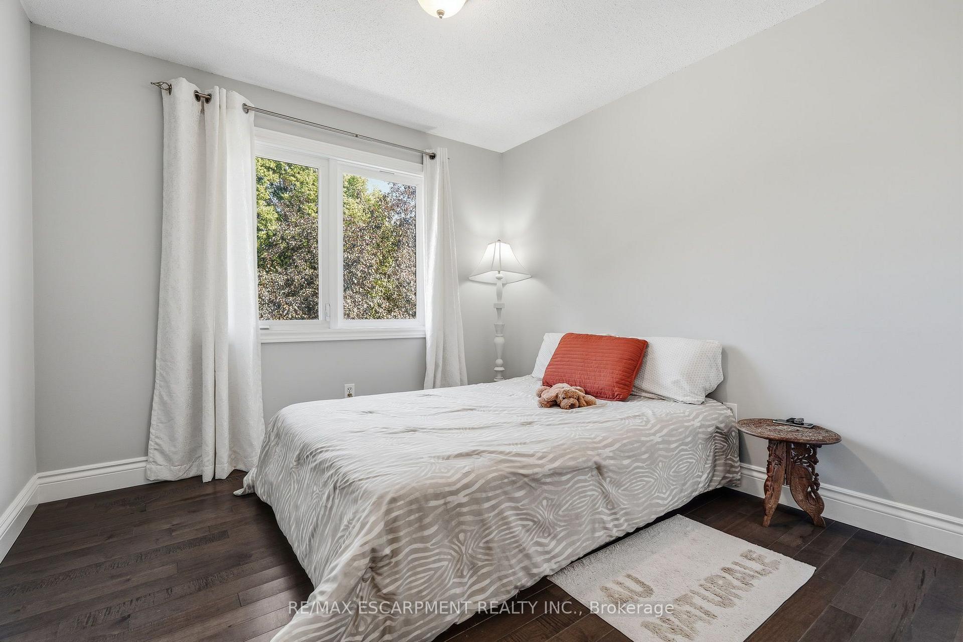 Photo 23 of 25 Winter Way, Brantford, Lion's Park — HOMEH