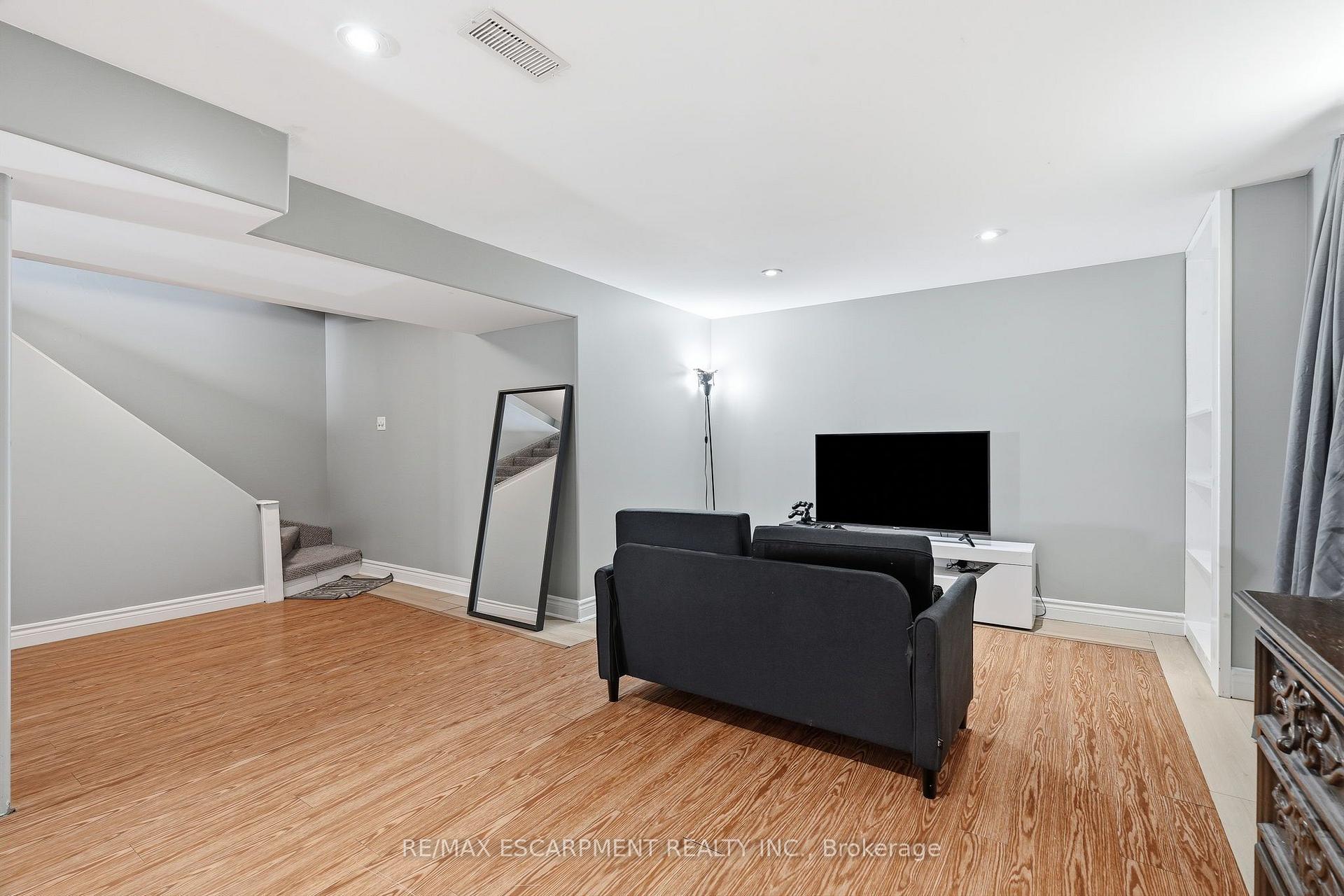 Photo 32 of 25 Winter Way, Brantford, Lion's Park — HOMEH