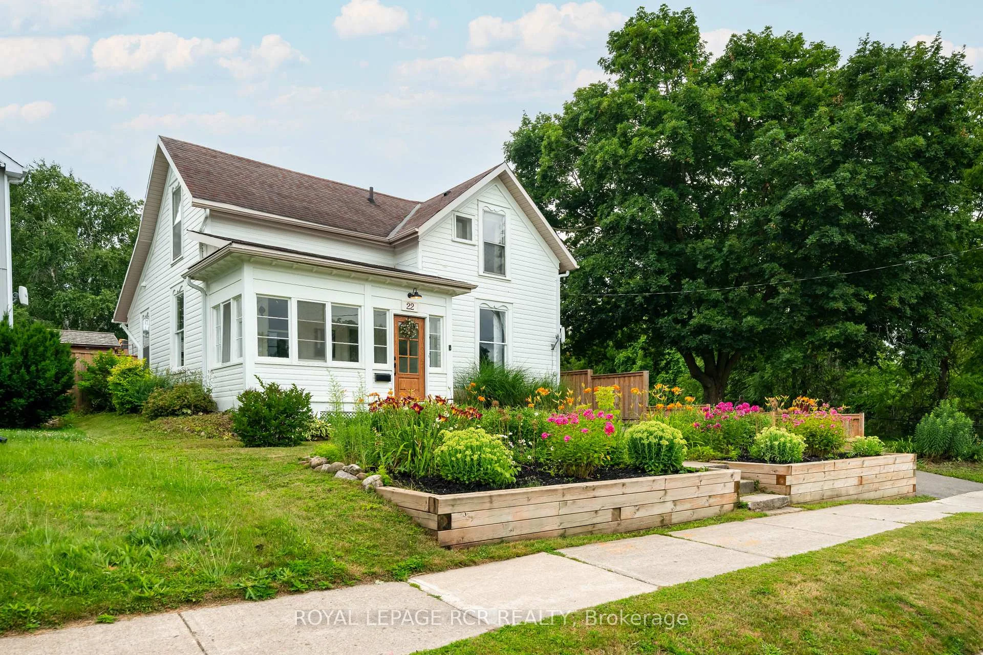 Photo 2 of 22 John Street, Orangeville — HOMEH