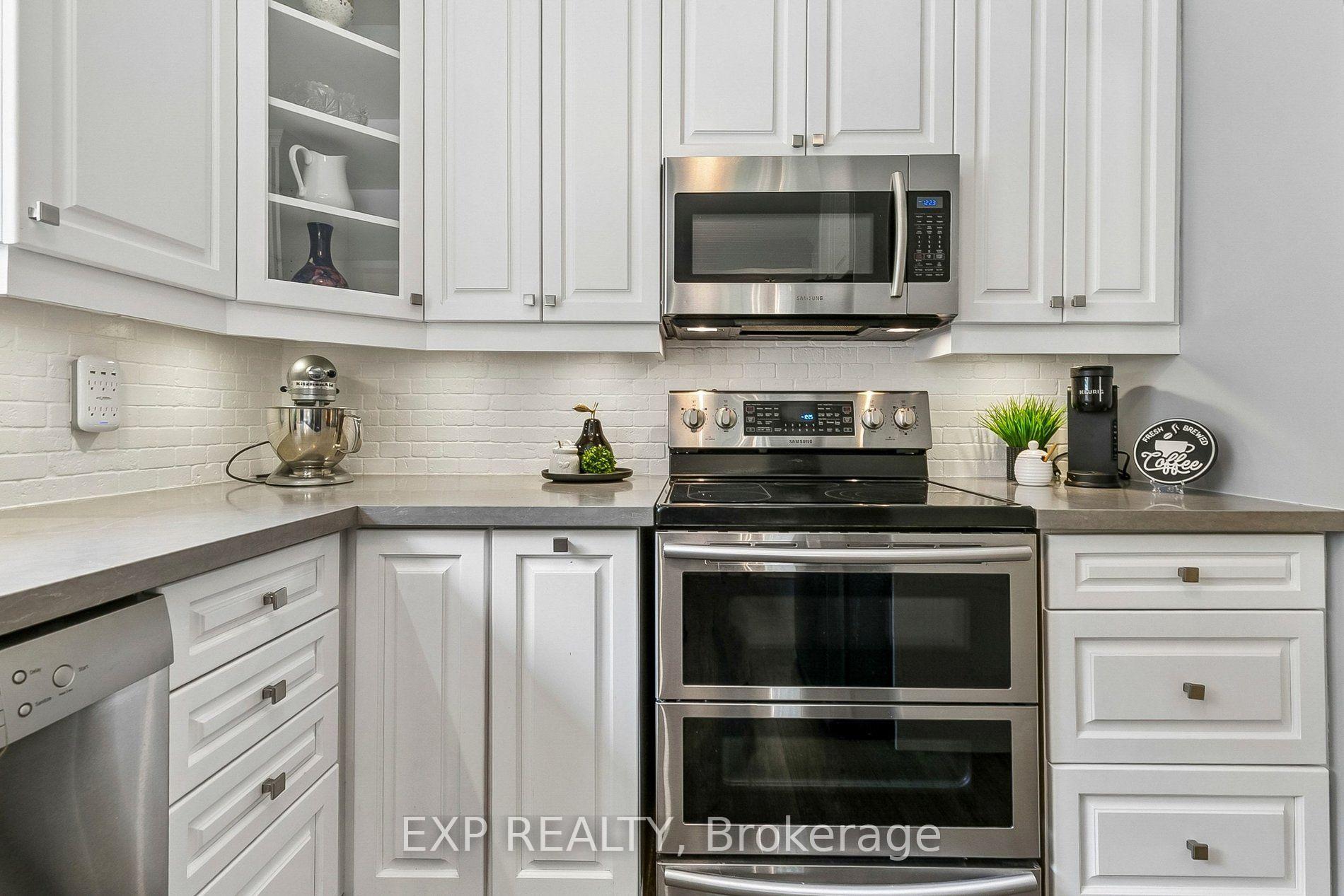 Photo 17 of 44 Thirty Fifth Street, Etobicoke, Long Branch — HOMEH