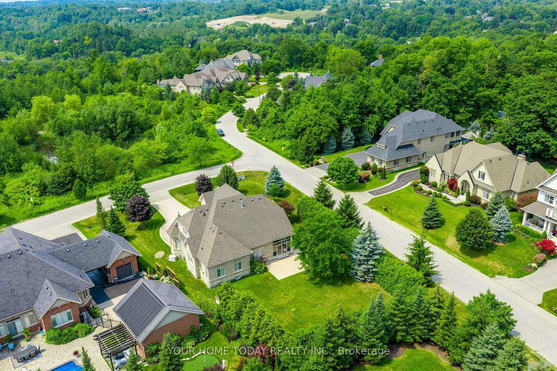 Photo 4 of 86 Barraclough Boulevard, Halton Hills, Glen Williams — HOMEH