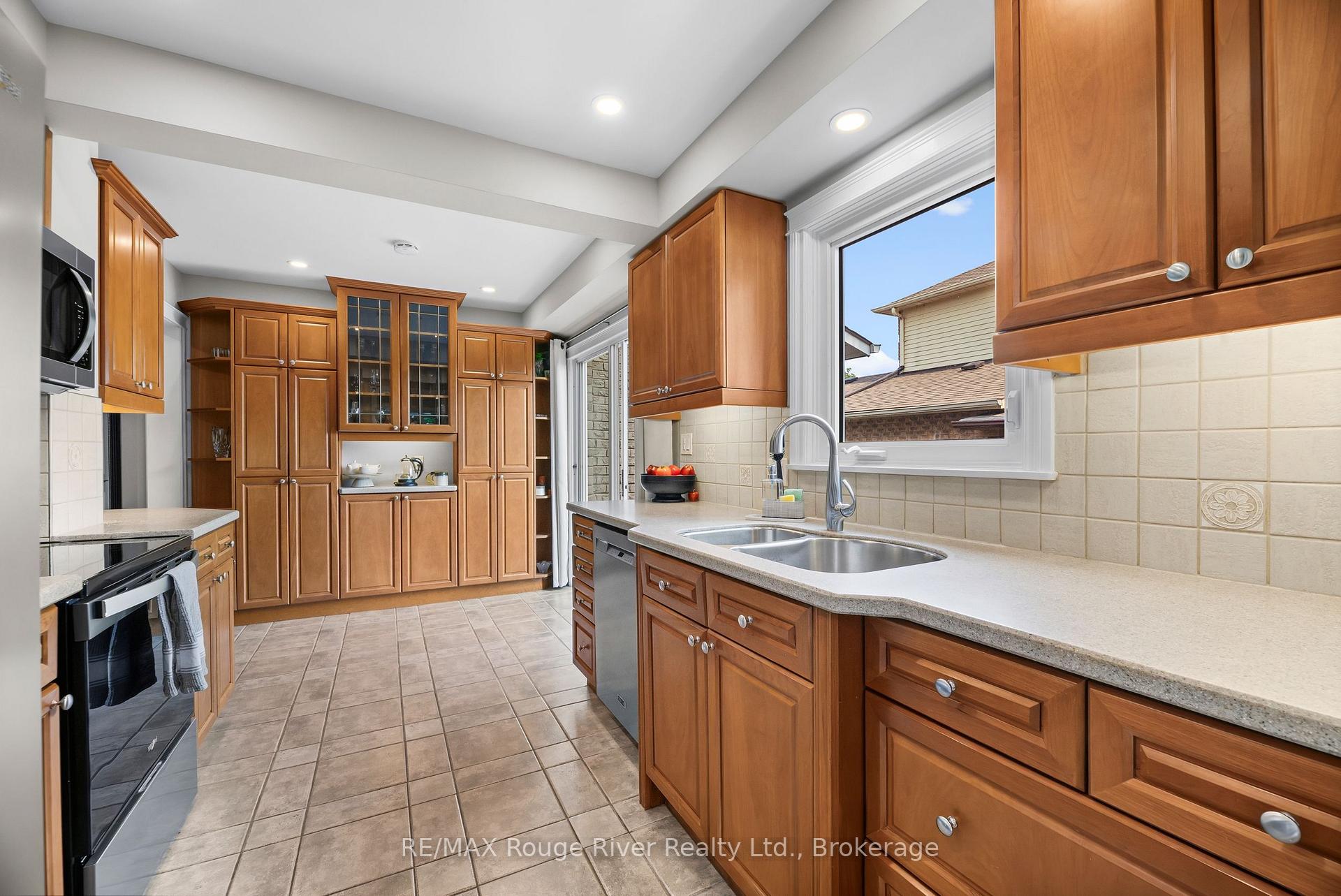 Photo 11 of 51 Lyndale Crescent, Clarington, Courtice — HOMEH